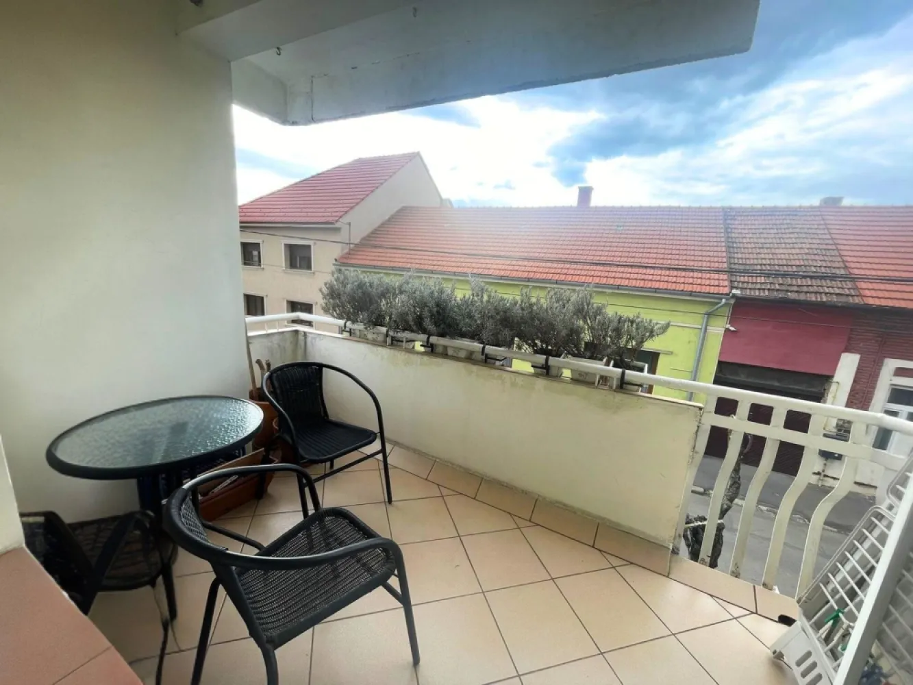 Ap cu 3 camere de vânzare | Cantemir, str. Jean Jaures | Etaj 1 - immoSELL.ro vă propune spre vânzare un apartament cu 3 camere, situat în Oradea, zona Cantemir, pe strada Jean Jaures, la etajul 1, într-un bloc de tip D, cu compartimentare decomandată. Locuința este bine compartimentată și oferă un ambient confortabil, fiind compusă din bucătărie cu cămară, living generos, 2 dormitoare, baie principală și baie de serviciu. Poziționarea excelentă într-o zonă apreciată a orașului, împreună cu compartimentarea practică, transformă această proprietate într-o alegere foarte bună atât pentru locuit, cât și pentru investiție. Apartamentul se vinde mobilat ,utilat! Apartamentul detine si o boxa de depozitare inchisa, in suprafata de 15 mp. Preț: 117.500 euro, negociabil. Pentru mai multe detalii și programarea unei vizionări, vă invităm să ne contactați. Sorin Gligor: 0731 290 032 www.immosell.ro }}