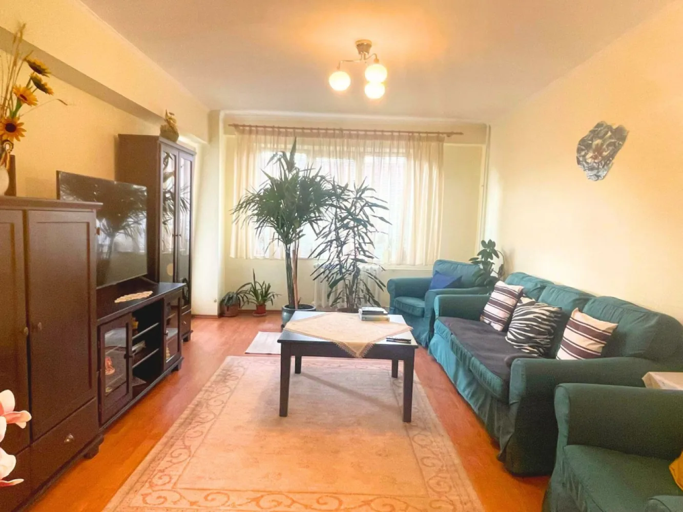 Ap cu 3 camere de vânzare | Cantemir, str. Jean Jaures | Etaj 1 - immoSELL.ro vă propune spre vânzare un apartament cu 3 camere, situat în Oradea, zona Cantemir, pe strada Jean Jaures, la etajul 1, într-un bloc de tip D, cu compartimentare decomandată. Locuința este bine compartimentată și oferă un ambient confortabil, fiind compusă din bucătărie cu cămară, living generos, 2 dormitoare, baie principală și baie de serviciu. Poziționarea excelentă într-o zonă apreciată a orașului, împreună cu compartimentarea practică, transformă această proprietate într-o alegere foarte bună atât pentru locuit, cât și pentru investiție. Apartamentul se vinde mobilat ,utilat! Apartamentul detine si o boxa de depozitare inchisa, in suprafata de 15 mp. Preț: 117.500 euro, negociabil. Pentru mai multe detalii și programarea unei vizionări, vă invităm să ne contactați. Sorin Gligor: 0731 290 032 www.immosell.ro }}