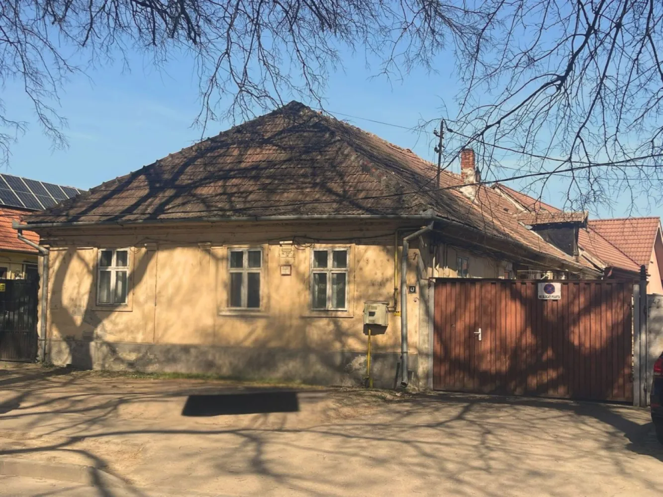 Casă ultracentrală, Oradea – locație premium, potențial excelent - ImmoSELL.ro vă propune spre vânzare o proprietate versatilă, situată ultracentral în Oradea, la doar 2 minute de Primăria Oradea, într-o zonă cu vizibilitate foarte bună și acces facil. Construită pe un teren de 160 mp, proprietatea beneficiază de front stradal generos, deschidere la strada principală și un plus de intimitate datorită retragerii de la drum și spațiului verde din față. Datorită poziționării excelente, imobilul este ideal atât pentru locuință, cât și pentru cabinet avocat, cabinet medical, birouri, salon de înfrumusețare sau showroom. Preț: 165.000 euro, negociabil. Pentru mai multe detalii și programarea unei vizionări, vă invităm să ne contactați. Sorin Gligor: 0731 290 032 www.immosell.ro }}