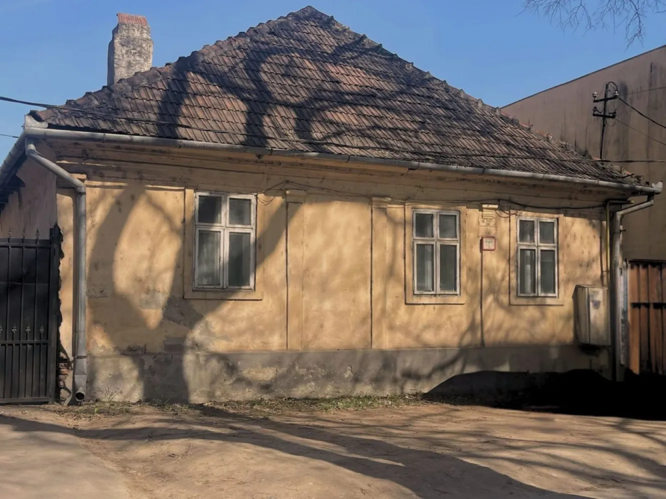 Casă ultracentrală, Oradea – locație premium, potențial excelent - ImmoSELL.ro vă propune spre vânzare o proprietate versatilă, situată ultracentral în Oradea, la doar 2 minute de Primăria Oradea, într-o zonă cu vizibilitate foarte bună și acces facil. Construită pe un teren de 160 mp, proprietatea beneficiază de front stradal generos, deschidere la strada principală și un plus de intimitate datorită retragerii de la drum și spațiului verde din față. Datorită poziționării excelente, imobilul este ideal atât pentru locuință, cât și pentru cabinet avocat, cabinet medical, birouri, salon de înfrumusețare sau showroom. Preț: 165.000 euro, negociabil. Pentru mai multe detalii și programarea unei vizionări, vă invităm să ne contactați. Sorin Gligor: 0731 290 032 www.immosell.ro }}