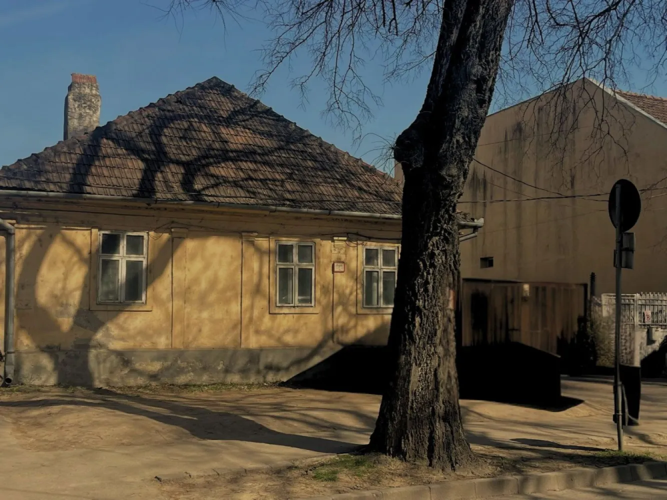 Casă ultracentrală, Oradea – locație premium, potențial excelent - ImmoSELL.ro vă propune spre vânzare o proprietate versatilă, situată ultracentral în Oradea, la doar 2 minute de Primăria Oradea, într-o zonă cu vizibilitate foarte bună și acces facil. Construită pe un teren de 160 mp, proprietatea beneficiază de front stradal generos, deschidere la strada principală și un plus de intimitate datorită retragerii de la drum și spațiului verde din față. Datorită poziționării excelente, imobilul este ideal atât pentru locuință, cât și pentru cabinet avocat, cabinet medical, birouri, salon de înfrumusețare sau showroom. Preț: 165.000 euro, negociabil. Pentru mai multe detalii și programarea unei vizionări, vă invităm să ne contactați. Sorin Gligor: 0731 290 032 www.immosell.ro }}