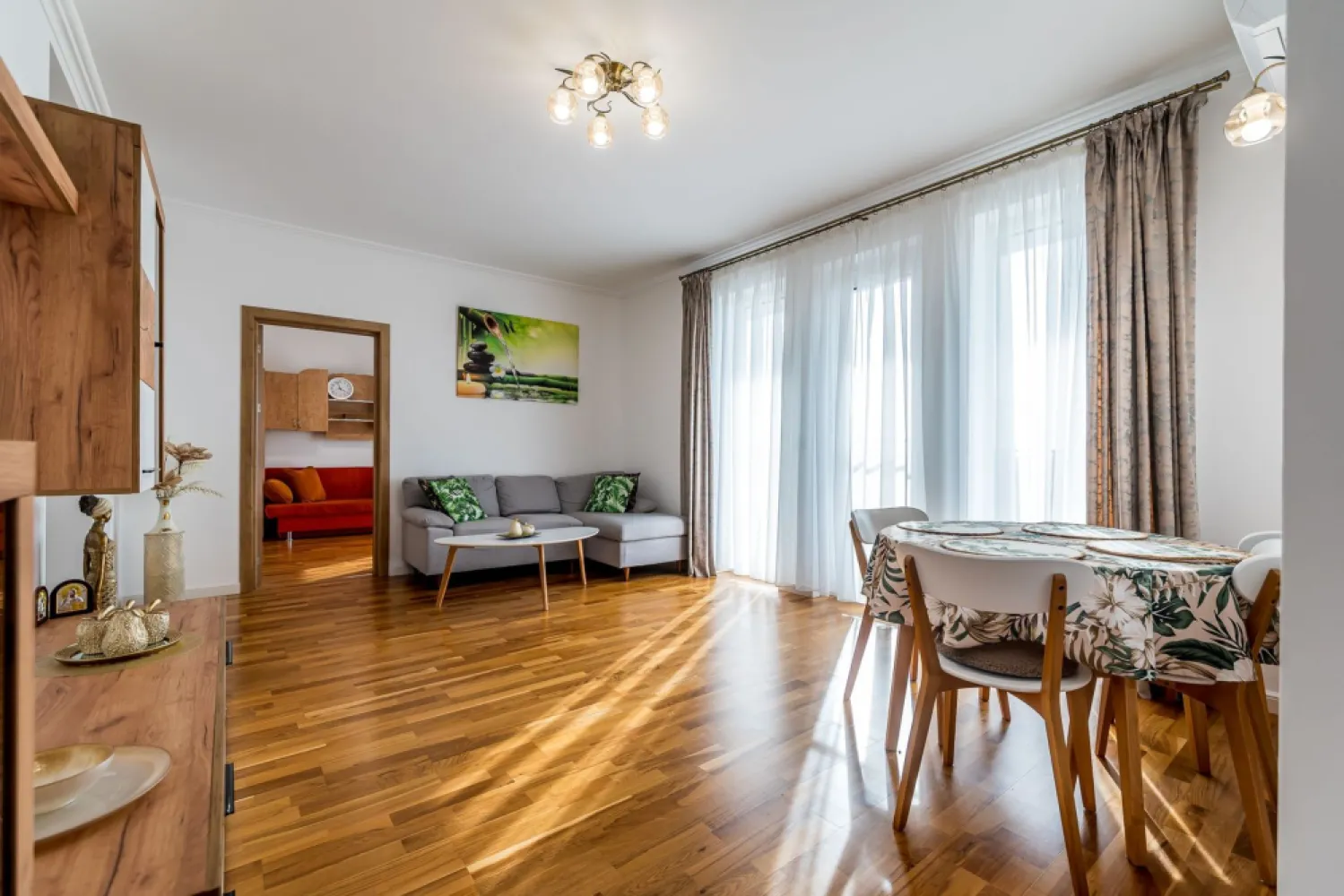 Apartament premium 3 camere | Westfield Arad | Spațiu generos - Comision 0% Vă propunem spre vânzare un apartament deosebit, situat în cartierul Westfield din Arad, într-un bloc nou construit în 2022, ideal pentru cei care caută confort, calitate și spațiu peste medie. Cu o suprafață utilă de 76 mp și un balcon impresionant de 12 mp, această proprietate oferă un stil de viață modern, aerisit și elegant. Apartamentul este compartimentat eficient și cuprinde hol de intrare, living spațios, bucătărie, 2 dormitoare și 2 băi, fiind excelent pentru o familie. Beneficiază de finisaje premium atent alese, parchet din lemn masiv, încălzire în pardoseală și centrală proprie pe gaz, oferind un nivel ridicat de confort. Situat la etajul 2, imobilul dispune și de loc de parcare inclus. 💥 Cel mai mare atu al acestei proprietăți este prețul extrem de competitiv, fiind greu de găsit o ofertă similară ca suprafață, calitate și finisaje în orice alt complex rezidențial din Arad. 📞 Pentru detalii și programarea unei vizionări: Blaga Flavius – 0754467525 Consultant imobiliar acreditat APAIR (Asociația Profesională a Agenților Imobiliari din România) Nu dispui de toată suma? Te ajutăm noi gratuit! Îți obținem oferte de la 16 bănci. Ai o proprietate de vânzare în Arad și vrei să știi cât valorează cu adevărat? Birou: ACASĂ | Agenție imobiliară Arad Adresă: Bulevardul Decebal 2, Arad 310133 }}