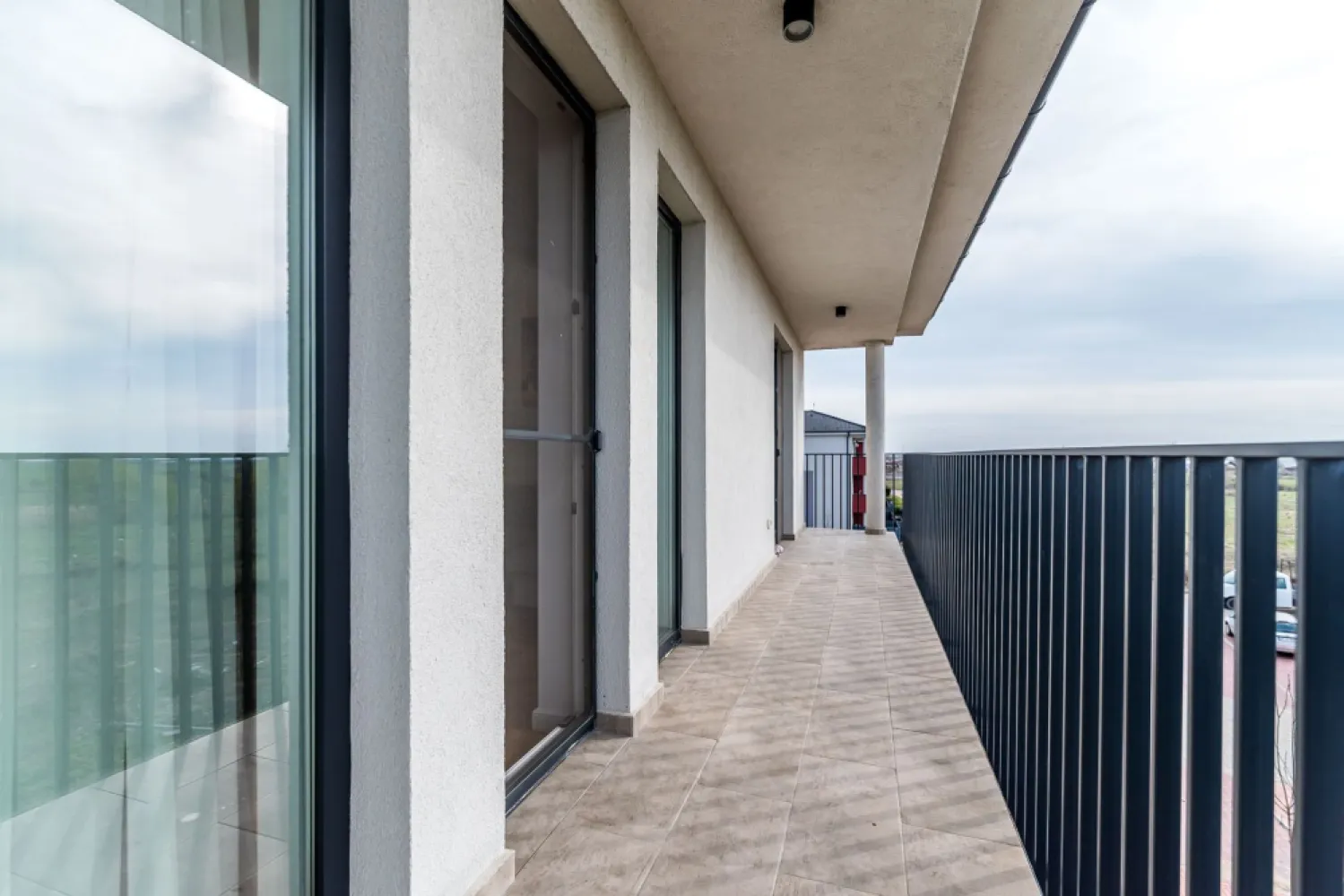 Apartament premium 3 camere | Westfield Arad | Spațiu generos - Comision 0% Vă propunem spre vânzare un apartament deosebit, situat în cartierul Westfield din Arad, într-un bloc nou construit în 2022, ideal pentru cei care caută confort, calitate și spațiu peste medie. Cu o suprafață utilă de 76 mp și un balcon impresionant de 12 mp, această proprietate oferă un stil de viață modern, aerisit și elegant. Apartamentul este compartimentat eficient și cuprinde hol de intrare, living spațios, bucătărie, 2 dormitoare și 2 băi, fiind excelent pentru o familie. Beneficiază de finisaje premium atent alese, parchet din lemn masiv, încălzire în pardoseală și centrală proprie pe gaz, oferind un nivel ridicat de confort. Situat la etajul 2, imobilul dispune și de loc de parcare inclus. 💥 Cel mai mare atu al acestei proprietăți este prețul extrem de competitiv, fiind greu de găsit o ofertă similară ca suprafață, calitate și finisaje în orice alt complex rezidențial din Arad. 📞 Pentru detalii și programarea unei vizionări: Blaga Flavius – 0754467525 Consultant imobiliar acreditat APAIR (Asociația Profesională a Agenților Imobiliari din România) Nu dispui de toată suma? Te ajutăm noi gratuit! Îți obținem oferte de la 16 bănci. Ai o proprietate de vânzare în Arad și vrei să știi cât valorează cu adevărat? Birou: ACASĂ | Agenție imobiliară Arad Adresă: Bulevardul Decebal 2, Arad 310133 }}