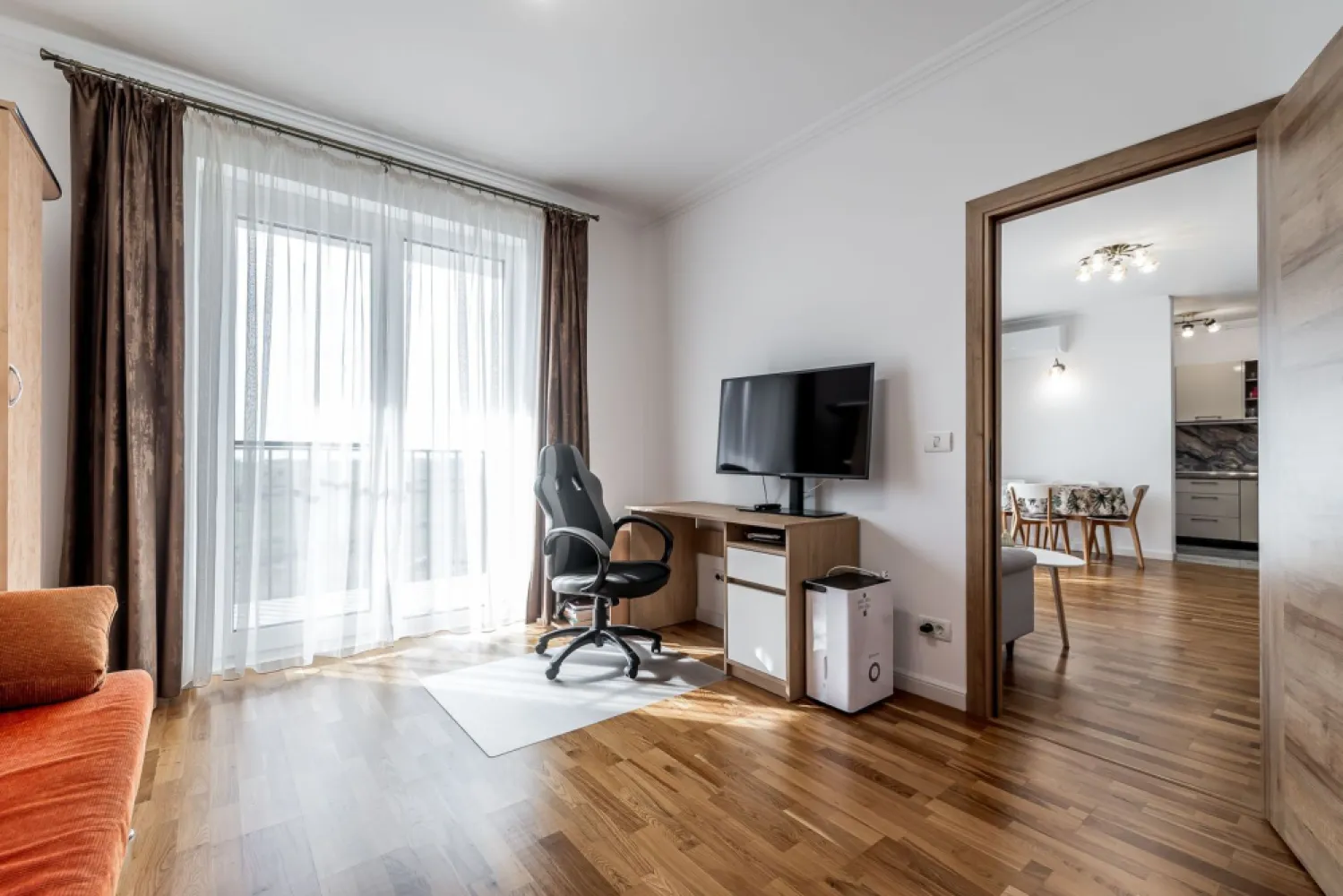 Apartament premium 3 camere | Westfield Arad | Spațiu generos - Comision 0% Vă propunem spre vânzare un apartament deosebit, situat în cartierul Westfield din Arad, într-un bloc nou construit în 2022, ideal pentru cei care caută confort, calitate și spațiu peste medie. Cu o suprafață utilă de 76 mp și un balcon impresionant de 12 mp, această proprietate oferă un stil de viață modern, aerisit și elegant. Apartamentul este compartimentat eficient și cuprinde hol de intrare, living spațios, bucătărie, 2 dormitoare și 2 băi, fiind excelent pentru o familie. Beneficiază de finisaje premium atent alese, parchet din lemn masiv, încălzire în pardoseală și centrală proprie pe gaz, oferind un nivel ridicat de confort. Situat la etajul 2, imobilul dispune și de loc de parcare inclus. 💥 Cel mai mare atu al acestei proprietăți este prețul extrem de competitiv, fiind greu de găsit o ofertă similară ca suprafață, calitate și finisaje în orice alt complex rezidențial din Arad. 📞 Pentru detalii și programarea unei vizionări: Blaga Flavius – 0754467525 Consultant imobiliar acreditat APAIR (Asociația Profesională a Agenților Imobiliari din România) Nu dispui de toată suma? Te ajutăm noi gratuit! Îți obținem oferte de la 16 bănci. Ai o proprietate de vânzare în Arad și vrei să știi cât valorează cu adevărat? Birou: ACASĂ | Agenție imobiliară Arad Adresă: Bulevardul Decebal 2, Arad 310133 }}