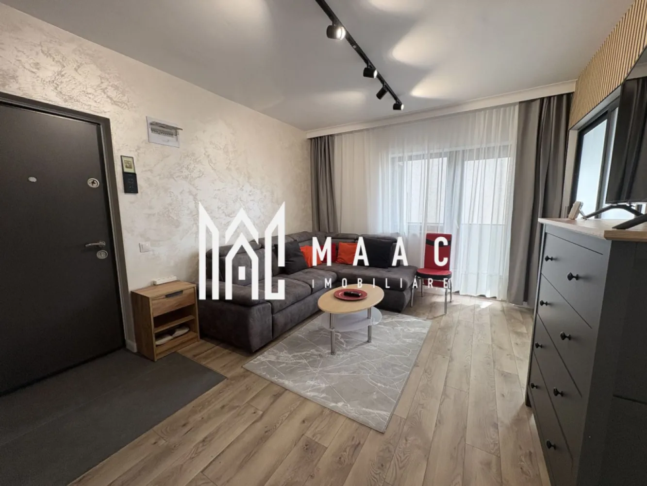 Apartament 3 camere | An constructie 2025 | 58 MPU - MAAC Imobiliare va propune spre vanzare un apartament modern, situat într-un bloc nou, construit în anul 2025, nelocuit până în prezent, ideal pentru cei care își doresc confort, spațiu bine compartimentat și acces facil către principalele puncte de interes din oraș. 📍 Locație excelentă – în apropiere de Shopping City Sibiu, cu vedere către șoseaua principală. Detalii proprietate: Etaj 1 din 1 Suprafață utilă: 54 mpu Compartimentare eficientă: Living Doua dormitoare O Baie Bucătărie Debară pentru depozitare Două balcoane, cu suprafață totală de 9 mp (un balcon de 5 mp și unul de 4 mp). Dotări și beneficii: Încălzire în pardoseală Loc de parcare inclus Mașină de spălat haine Living complet mobilat Apartament nou, curat, luminos, pregătit pentru primii noii proprietari Proprietatea este potrivită atât pentru un cuplu, cât și pentru o familie, oferind un ambient modern, funcțional și o poziționare foarte bună, într-o zonă cu acces rapid către centre comerciale, magazine și principalele artere ale orașului. Pentru mai multe detalii sau programarea unei vizionări, nu ezitați să ne contactați specificand ID: CP2979770 }}