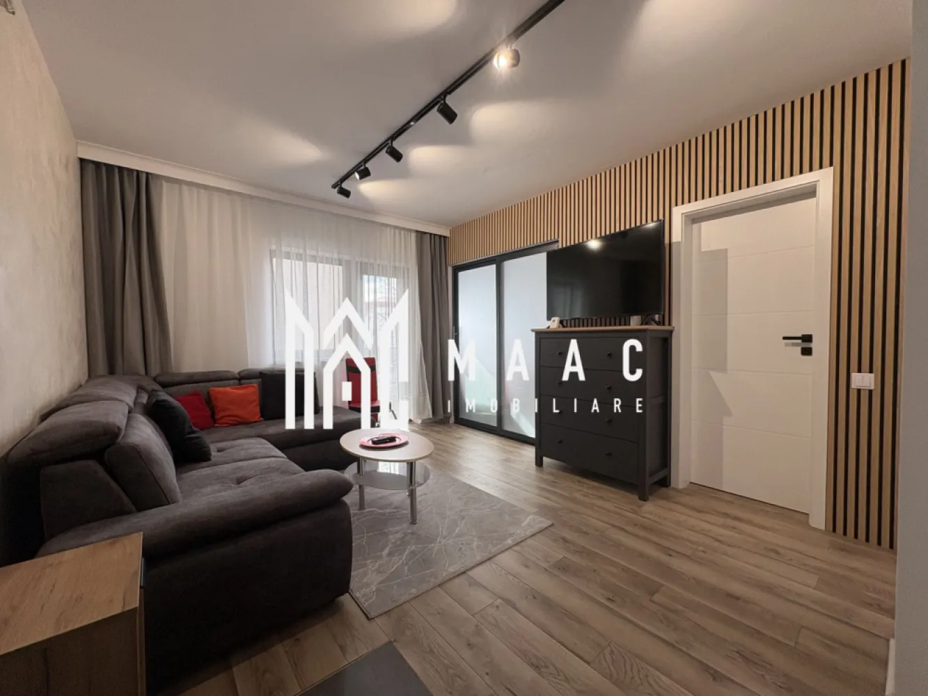 Apartament 3 camere | An constructie 2025 | 58 MPU - MAAC Imobiliare va propune spre vanzare un apartament modern, situat într-un bloc nou, construit în anul 2025, nelocuit până în prezent, ideal pentru cei care își doresc confort, spațiu bine compartimentat și acces facil către principalele puncte de interes din oraș. 📍 Locație excelentă – în apropiere de Shopping City Sibiu, cu vedere către șoseaua principală. Detalii proprietate: Etaj 1 din 1 Suprafață utilă: 54 mpu Compartimentare eficientă: Living Doua dormitoare O Baie Bucătărie Debară pentru depozitare Două balcoane, cu suprafață totală de 9 mp (un balcon de 5 mp și unul de 4 mp). Dotări și beneficii: Încălzire în pardoseală Loc de parcare inclus Mașină de spălat haine Living complet mobilat Apartament nou, curat, luminos, pregătit pentru primii noii proprietari Proprietatea este potrivită atât pentru un cuplu, cât și pentru o familie, oferind un ambient modern, funcțional și o poziționare foarte bună, într-o zonă cu acces rapid către centre comerciale, magazine și principalele artere ale orașului. Pentru mai multe detalii sau programarea unei vizionări, nu ezitați să ne contactați specificand ID: CP2979770 }}