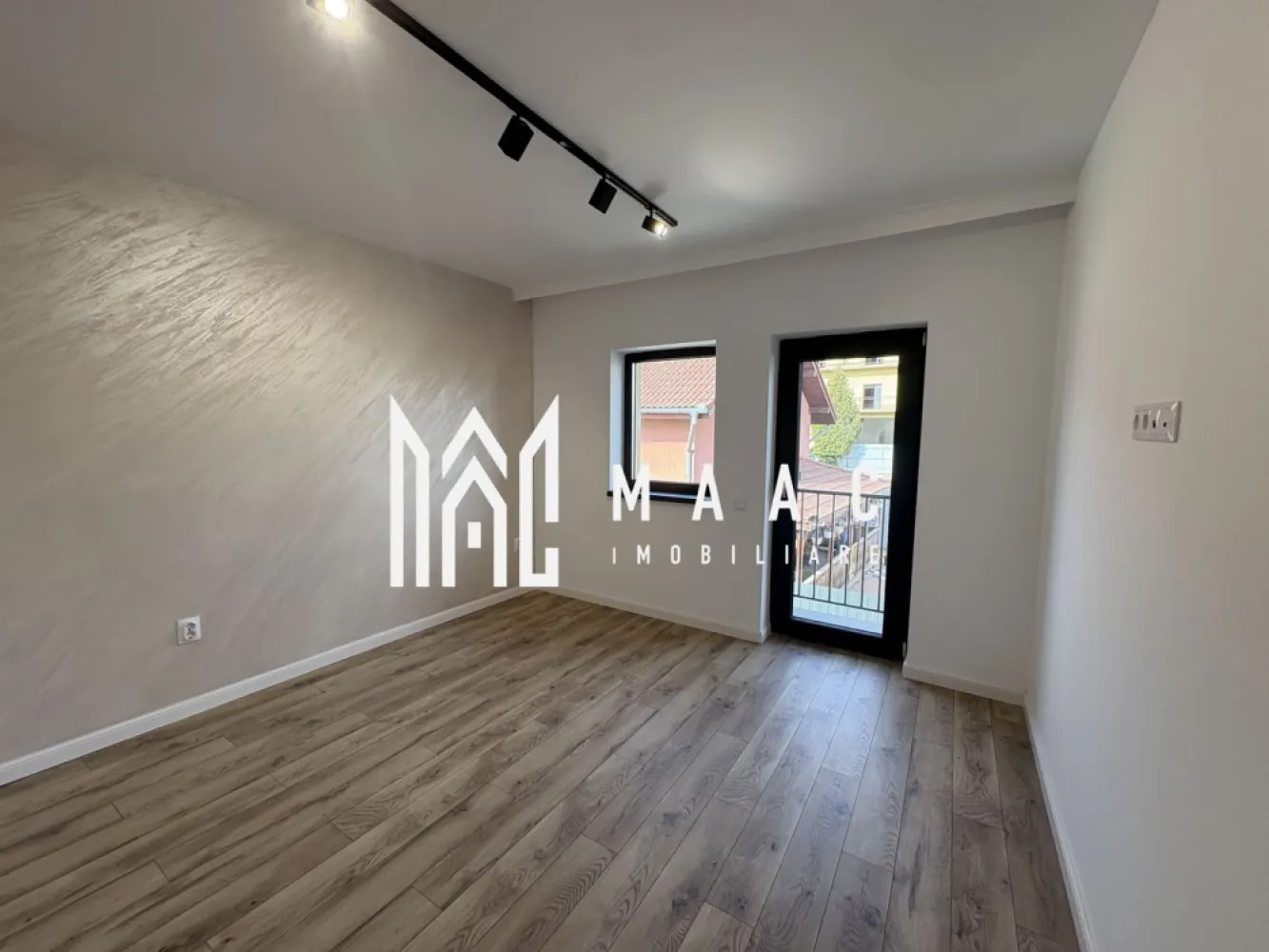 Apartament 3 camere | An constructie 2025 | 58 MPU - MAAC Imobiliare va propune spre vanzare un apartament modern, situat într-un bloc nou, construit în anul 2025, nelocuit până în prezent, ideal pentru cei care își doresc confort, spațiu bine compartimentat și acces facil către principalele puncte de interes din oraș. 📍 Locație excelentă – în apropiere de Shopping City Sibiu, cu vedere către șoseaua principală. Detalii proprietate: Etaj 1 din 1 Suprafață utilă: 54 mpu Compartimentare eficientă: Living Doua dormitoare O Baie Bucătărie Debară pentru depozitare Două balcoane, cu suprafață totală de 9 mp (un balcon de 5 mp și unul de 4 mp). Dotări și beneficii: Încălzire în pardoseală Loc de parcare inclus Mașină de spălat haine Living complet mobilat Apartament nou, curat, luminos, pregătit pentru primii noii proprietari Proprietatea este potrivită atât pentru un cuplu, cât și pentru o familie, oferind un ambient modern, funcțional și o poziționare foarte bună, într-o zonă cu acces rapid către centre comerciale, magazine și principalele artere ale orașului. Pentru mai multe detalii sau programarea unei vizionări, nu ezitați să ne contactați specificand ID: CP2979770 }}