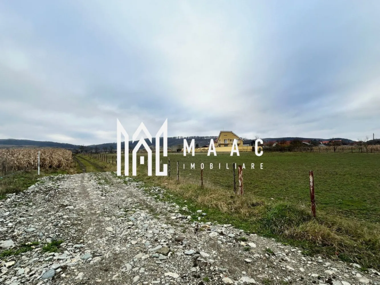 Teren intravilan | 860 mp | Deschidere 16 m | Priveliște montană | Bradu