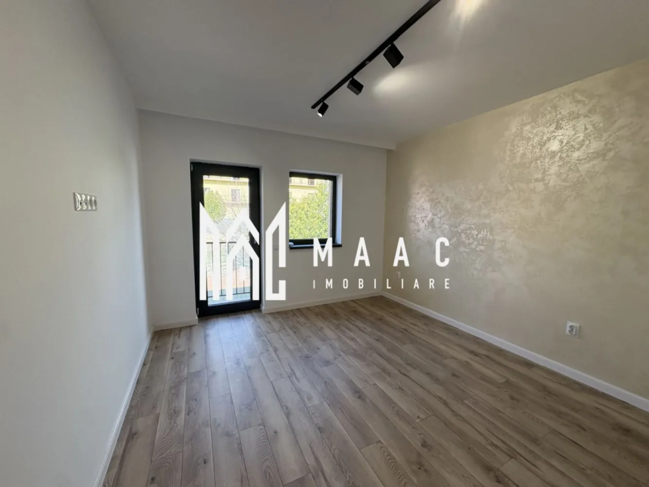 Apartament 3 camere | An constructie 2025 | 58 MPU - MAAC Imobiliare va propune spre vanzare un apartament modern, situat într-un bloc nou, construit în anul 2025, nelocuit până în prezent, ideal pentru cei care își doresc confort, spațiu bine compartimentat și acces facil către principalele puncte de interes din oraș. 📍 Locație excelentă – în apropiere de Shopping City Sibiu, cu vedere către șoseaua principală. Detalii proprietate: Etaj 1 din 1 Suprafață utilă: 54 mpu Compartimentare eficientă: Living Doua dormitoare O Baie Bucătărie Debară pentru depozitare Două balcoane, cu suprafață totală de 9 mp (un balcon de 5 mp și unul de 4 mp). Dotări și beneficii: Încălzire în pardoseală Loc de parcare inclus Mașină de spălat haine Living complet mobilat Apartament nou, curat, luminos, pregătit pentru primii noii proprietari Proprietatea este potrivită atât pentru un cuplu, cât și pentru o familie, oferind un ambient modern, funcțional și o poziționare foarte bună, într-o zonă cu acces rapid către centre comerciale, magazine și principalele artere ale orașului. Pentru mai multe detalii sau programarea unei vizionări, nu ezitați să ne contactați specificand ID: CP2979770 }}