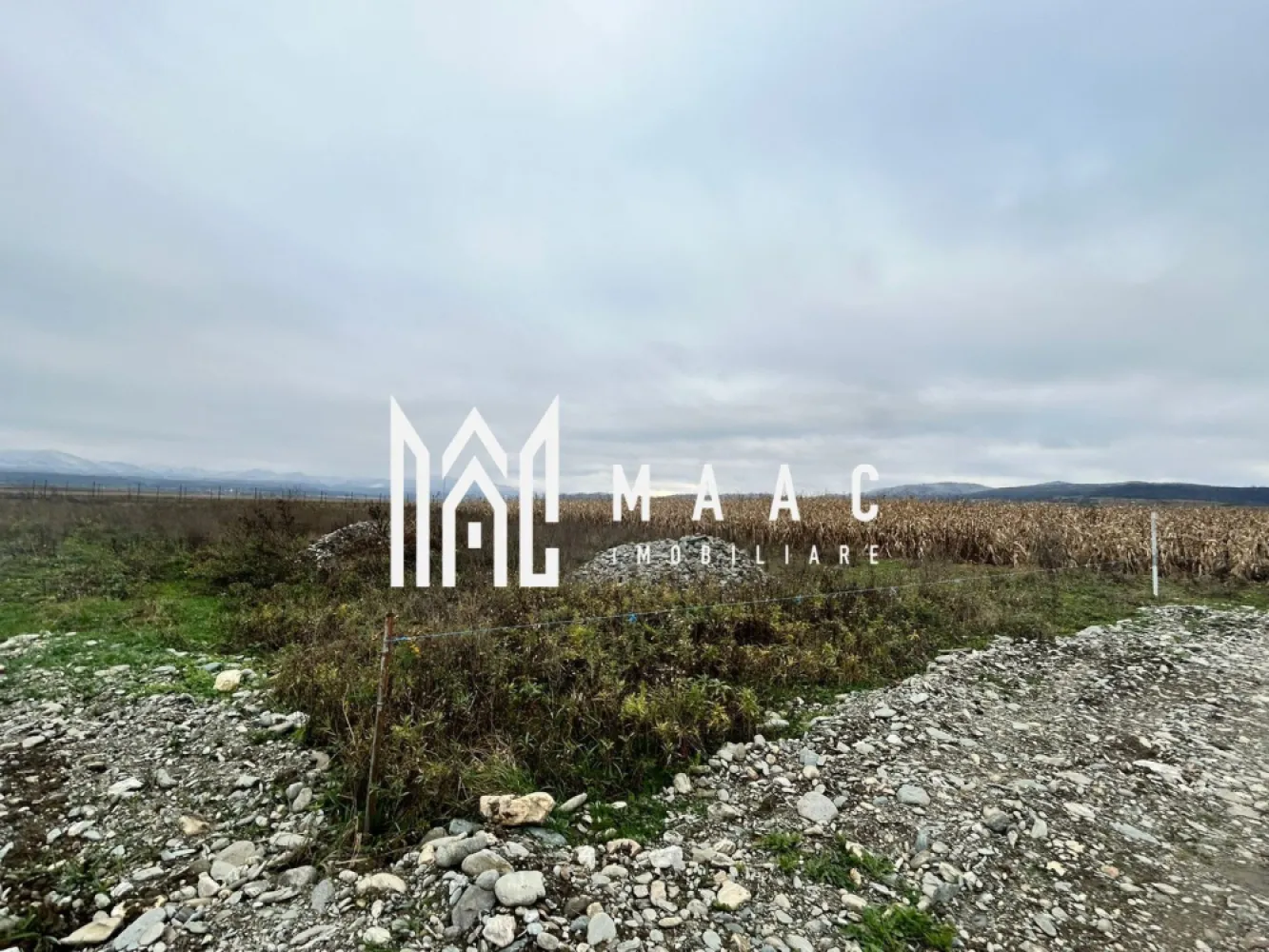 Teren intravilan | 860 mp | Deschidere 16 m | Priveliște montană | Bradu