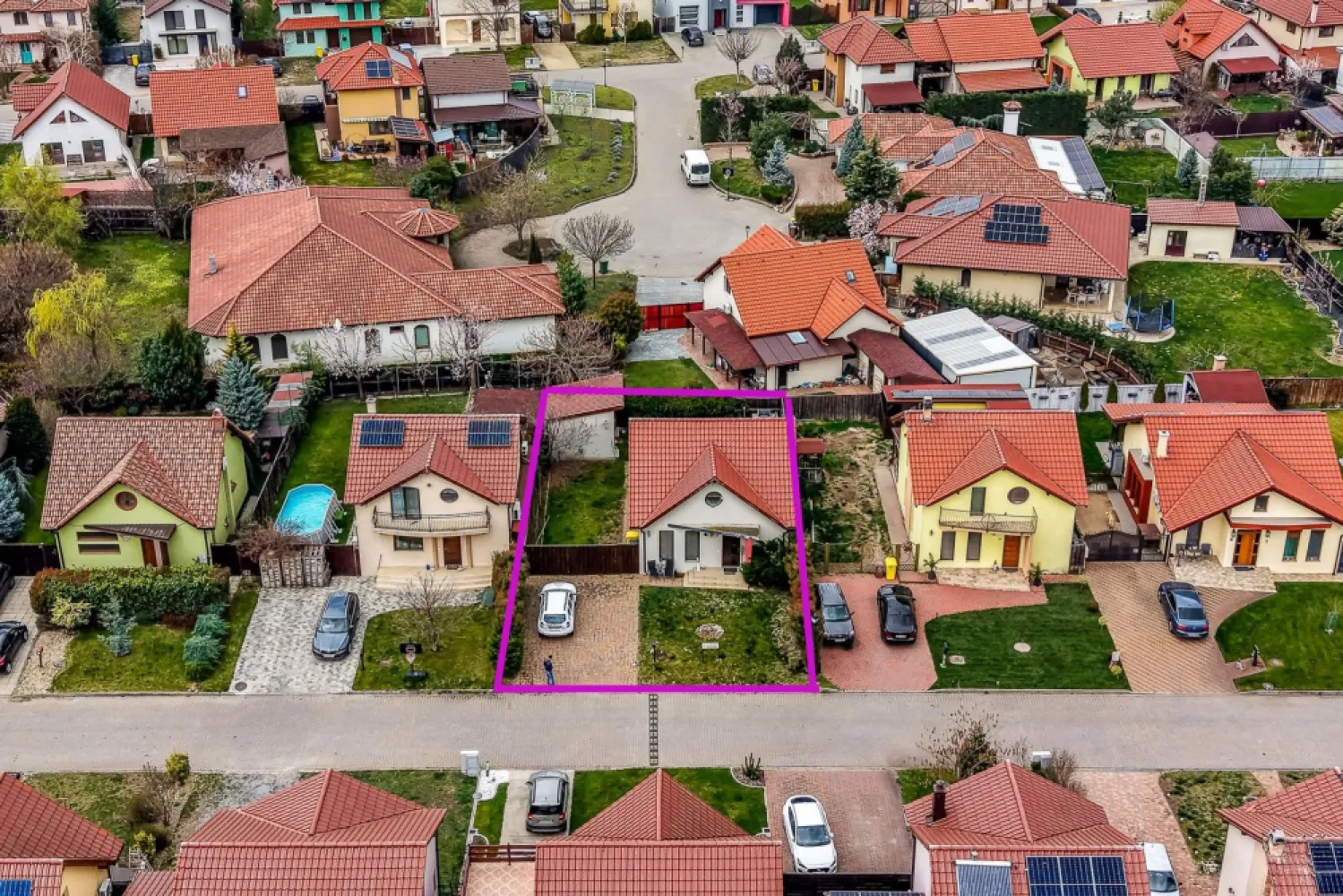 Casă în Westfield | 140 mp utili | P+M | 3 camere | curte + anexe - În cartierul rezidențial Westfield, îți propun o vilă decomandată, perfectă pentru o familie care vrea confort, spațiu și o curte “gata”, fără bătăi de cap. Casa este mobilată și utilată, cu un plan practic și dotări complete. 📐 140 mp utili | 🌿 teren 387 mp | 🧱 amprentă 72 mp 🏠 An construcție/finisare: 2014 | acoperiș țiglă | izolație exterioară cu polistiren Compartimentare Parter: bucătărie open-space | living | dining room | baie cu cabină de duș | coridor | terasă exterioară acoperită Mansardă: | 2 dormitoare decomandate (dormitorul matrimonial cu dressing) | baie cu vană Dotări: ✅ instalație electrică ✅ instalații sanitare (apă rece/caldă, canalizare) ✅ instalație încălzire pentru calorifere (tur-retur) ✅ climatizare în fiecare cameră Curte & anexă (mare plus) 🌿 curte amenajată cu sistem de irigații comandat, alimentat de hidrofor (în anexa din curte) 🏠 anexă separată: baie pentru musafiri (chiuvetă + WC) + cameră depozit cu intrare separată 🚗 3 locuri de parcare în fața casei 📩 Pentru detalii complete, poze și vizionare (mesaj WhatsApp sau telefon) 0761 899 230 }}