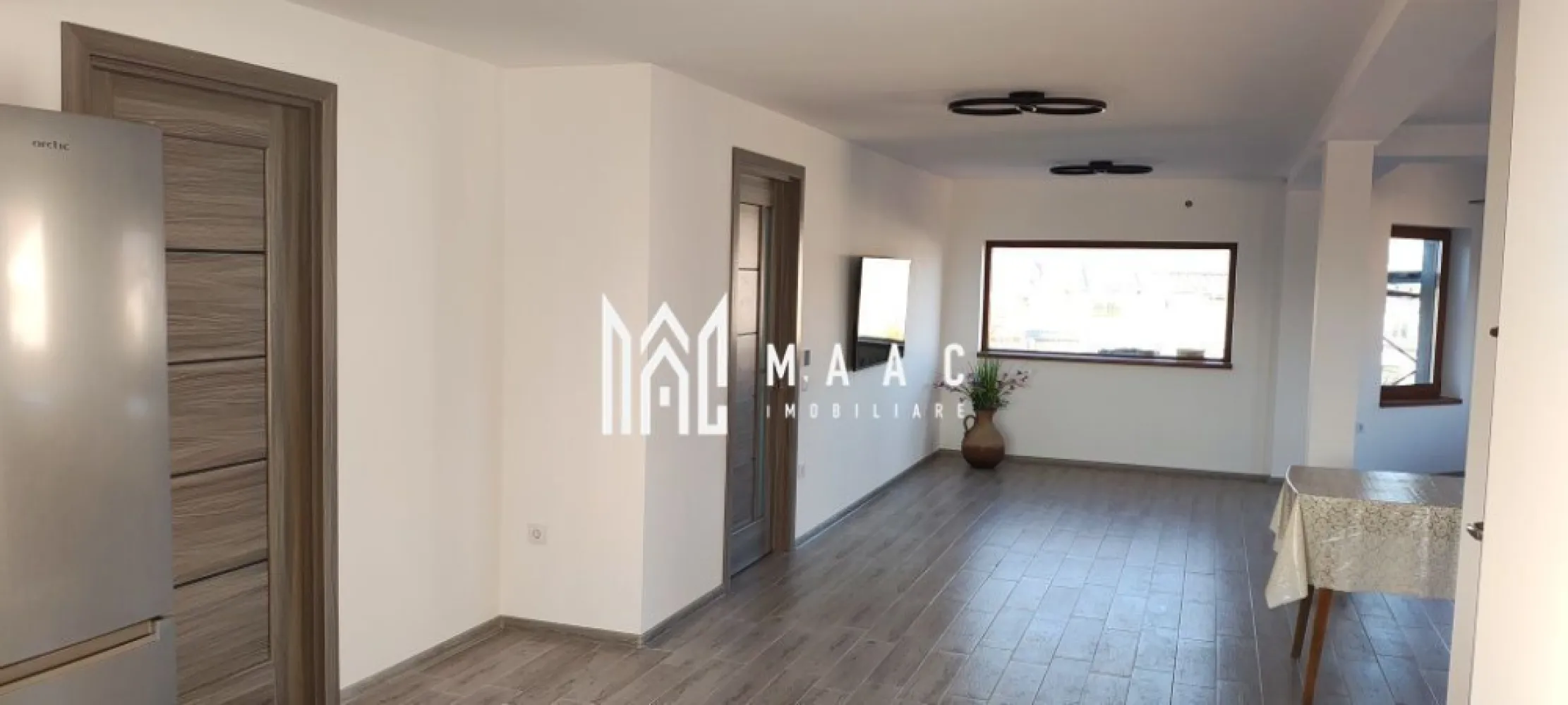 Apartament la Casă | 90 MPU | 2 camere | Gara Mică - MAAC Imobiliare vă propune spre închiriere un apartament decomandat situat la casă, cu o suprafață generoasă de 90 MPU și intrare complet separată. Apartamentul este compartimentat inteligent pentru a oferi un spațiu aerisit, astfel: living spațios dormitor bucătărie baie Confortul termic este asigurat prin sistemul de încălzire în pardoseală, completat de geamurile cu 3 foi de sticlă, ce garantează un coeficient performant energetic, reducând semnificativ costurile de întreținere. Toate utilitățile sunt contorizate separat, oferind astfel independență deplină viitorilor chiriași. Pentru programarea unei vizionări sau mai multe detalii, contactați-ne și specificați codul proprietății ID:CP2981238 }}