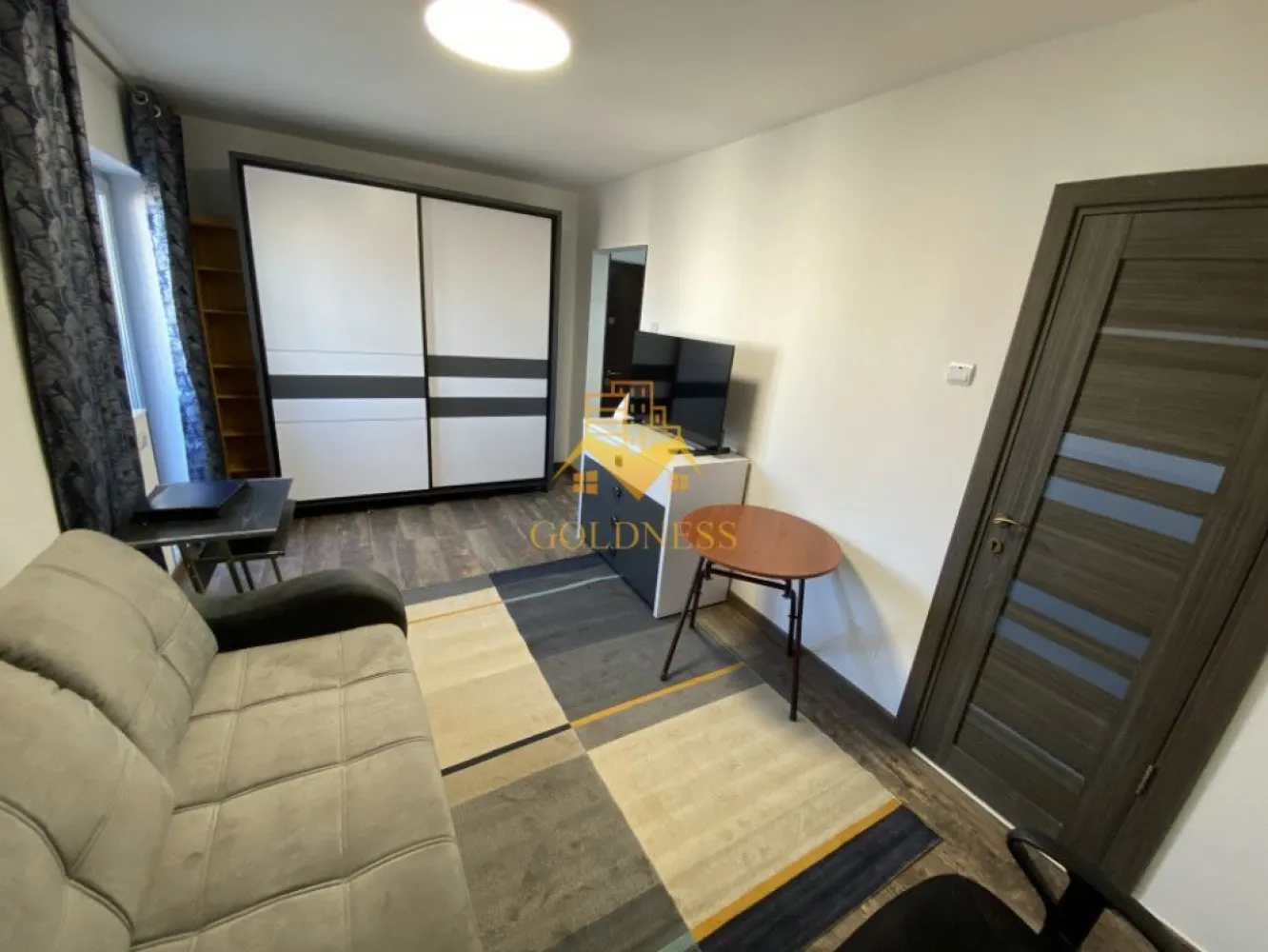o garsoniera moderna, balcon, Zorilor, Profi, Mega Image, UTCN - GOLDNESS Imobiliare vă propune spre închiriere un apartament cu o camera complet mobilata și utilata, la etajul 3 într-un imobil de 4 etaje, în Cartierul Zorilor. Dispune de loc de parcare in Zona Se află în apropierea stațiilor de transport în comun, magazine, restaurante, spații verzi, farmacii, etc. Apartamentul este compartimentat astfel: - dormitor cu canapea extensibila, dressing, birou, TV - bucatarie complet utilată și mobilată - baie cu cabina de dus, calorifer port prosop și dulap pentru depozitare. Imobilul este dotat cu toate cele necesare- centrală proprie, frigider, aragaz, hotă, mașină de spălat haine, etc. Dacă sunteți interesați de acest apartament și doriți să îl vizionați, dar și pentru alte oferte nu ezitați să ne contactați telefonic sau prin e-mail. Vă stăm la dispoziție! Pentru intermediere se percepe un comision de 50% din prețul chiriei! }}