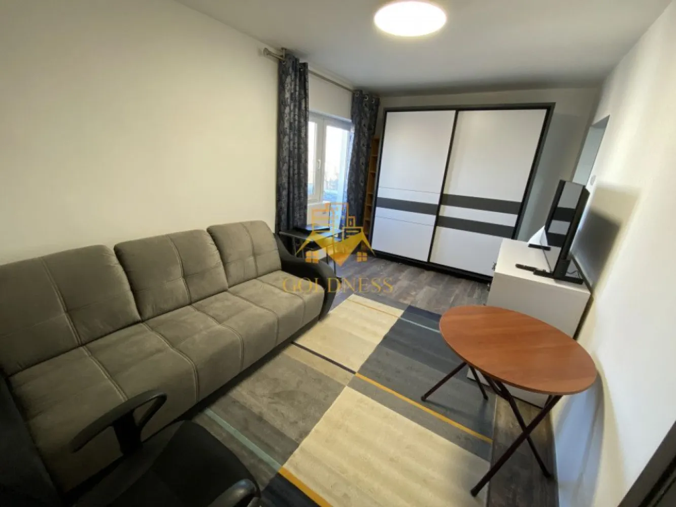 o garsoniera moderna, balcon, Zorilor, Profi, Mega Image, UTCN - GOLDNESS Imobiliare vă propune spre închiriere un apartament cu o camera complet mobilata și utilata, la etajul 3 într-un imobil de 4 etaje, în Cartierul Zorilor. Dispune de loc de parcare in Zona Se află în apropierea stațiilor de transport în comun, magazine, restaurante, spații verzi, farmacii, etc. Apartamentul este compartimentat astfel: - dormitor cu canapea extensibila, dressing, birou, TV - bucatarie complet utilată și mobilată - baie cu cabina de dus, calorifer port prosop și dulap pentru depozitare. Imobilul este dotat cu toate cele necesare- centrală proprie, frigider, aragaz, hotă, mașină de spălat haine, etc. Dacă sunteți interesați de acest apartament și doriți să îl vizionați, dar și pentru alte oferte nu ezitați să ne contactați telefonic sau prin e-mail. Vă stăm la dispoziție! Pentru intermediere se percepe un comision de 50% din prețul chiriei! }}