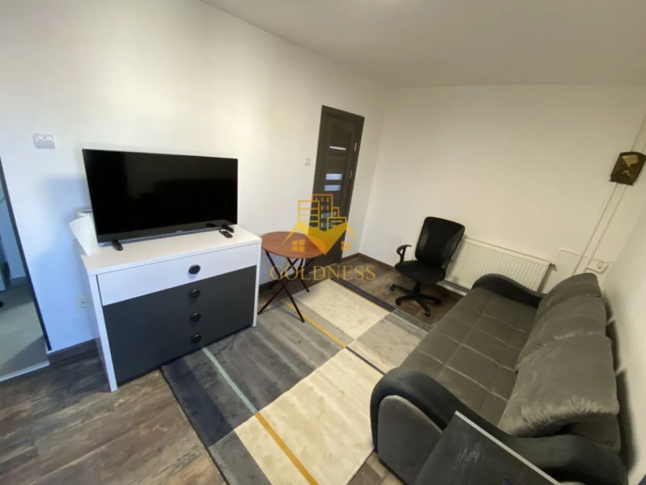 o garsoniera moderna, balcon, Zorilor, Profi, Mega Image, UTCN - GOLDNESS Imobiliare vă propune spre închiriere un apartament cu o camera complet mobilata și utilata, la etajul 3 într-un imobil de 4 etaje, în Cartierul Zorilor. Dispune de loc de parcare in Zona Se află în apropierea stațiilor de transport în comun, magazine, restaurante, spații verzi, farmacii, etc. Apartamentul este compartimentat astfel: - dormitor cu canapea extensibila, dressing, birou, TV - bucatarie complet utilată și mobilată - baie cu cabina de dus, calorifer port prosop și dulap pentru depozitare. Imobilul este dotat cu toate cele necesare- centrală proprie, frigider, aragaz, hotă, mașină de spălat haine, etc. Dacă sunteți interesați de acest apartament și doriți să îl vizionați, dar și pentru alte oferte nu ezitați să ne contactați telefonic sau prin e-mail. Vă stăm la dispoziție! Pentru intermediere se percepe un comision de 50% din prețul chiriei! }}