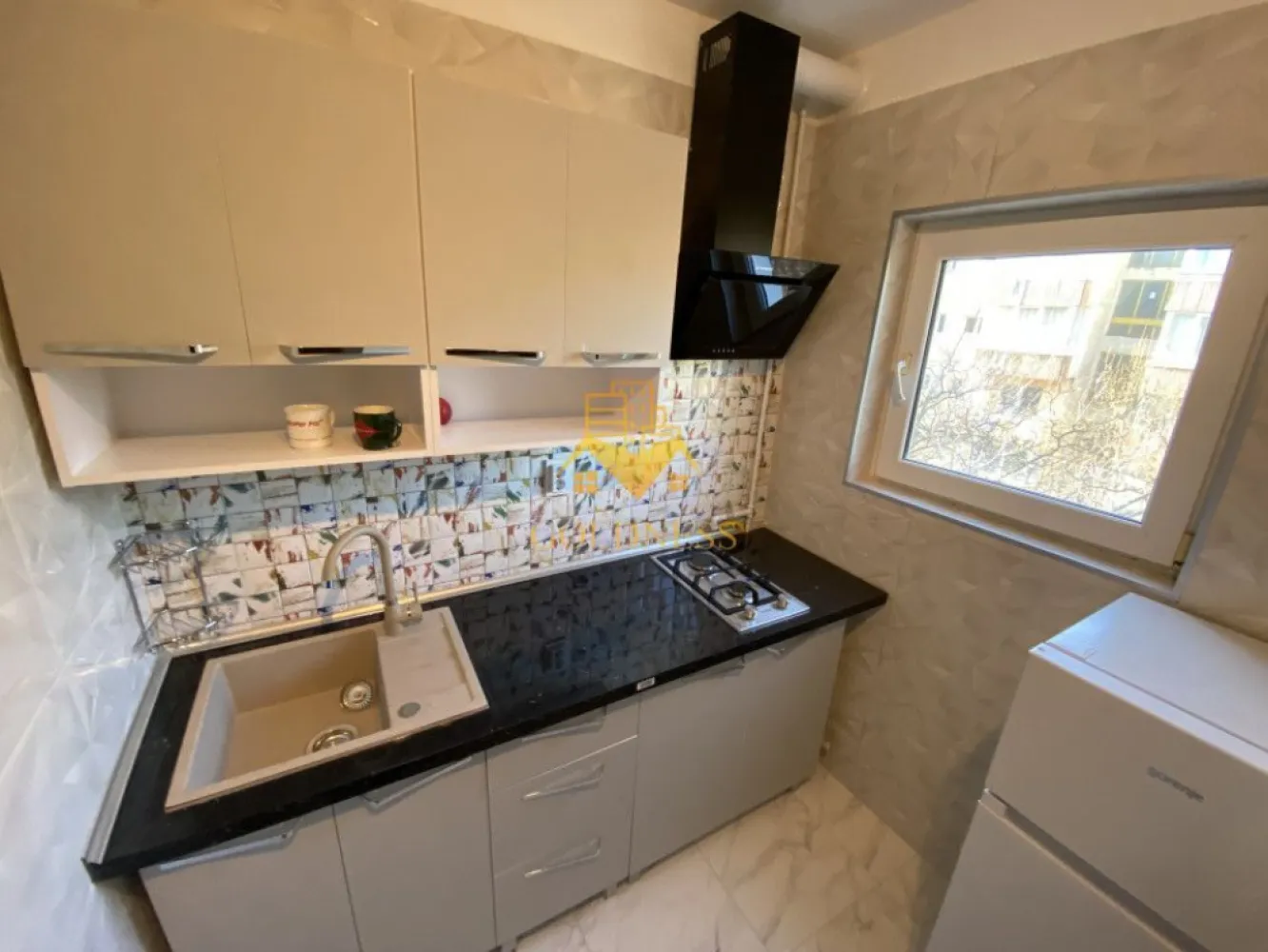 o garsoniera moderna, balcon, Zorilor, Profi, Mega Image, UTCN - GOLDNESS Imobiliare vă propune spre închiriere un apartament cu o camera complet mobilata și utilata, la etajul 3 într-un imobil de 4 etaje, în Cartierul Zorilor. Dispune de loc de parcare in Zona Se află în apropierea stațiilor de transport în comun, magazine, restaurante, spații verzi, farmacii, etc. Apartamentul este compartimentat astfel: - dormitor cu canapea extensibila, dressing, birou, TV - bucatarie complet utilată și mobilată - baie cu cabina de dus, calorifer port prosop și dulap pentru depozitare. Imobilul este dotat cu toate cele necesare- centrală proprie, frigider, aragaz, hotă, mașină de spălat haine, etc. Dacă sunteți interesați de acest apartament și doriți să îl vizionați, dar și pentru alte oferte nu ezitați să ne contactați telefonic sau prin e-mail. Vă stăm la dispoziție! Pentru intermediere se percepe un comision de 50% din prețul chiriei! }}