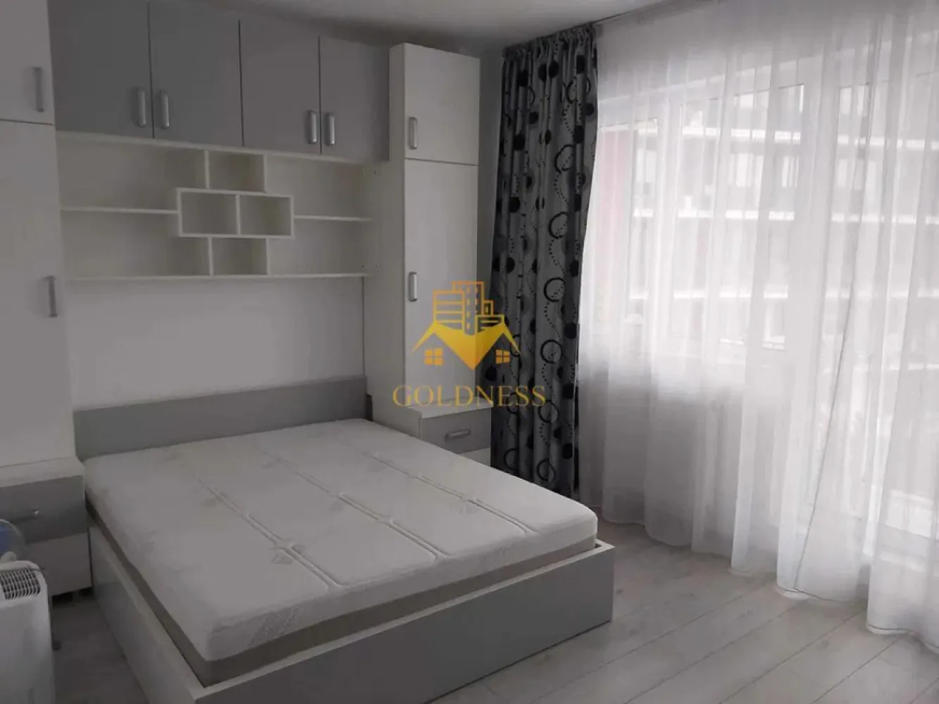 2 camere open space, parcare, terasa, Marasti, Profi, Pet Friendly - GOLDNESS Imobiliare vă propune spre închiriere un apartament cu camere 2 complet mobilat și utilat, la etajul 2 într-un imobil de 4 etaje, în Cartierul Marasti . Dispune de loc de parcare cu bariera! Se află în apropierea stațiilor de transport în comun, magazine, restaurante, spații verzi, farmacii, etc. Apartamentul este compartimentat astfel: - dormitor cu pat matrimonial, dressing, noptiere - living cu bucatarie open space complet utilată și mobilată, canapea extensibilă, loc de servit masa - baie cu cada, calorifer port prosop și dulap pentru depozitare. - terasa de 15 mp. Imobilul este dotat cu toate cele necesare- centrală proprie, frigider, aragaz, hotă, mașină de spălat haine, etc. Dacă sunteți interesați de acest apartament și doriți să îl vizionați, dar și pentru alte oferte nu ezitați să ne contactați telefonic sau prin e-mail. Vă stăm la dispoziție! Pentru intermediere se percepe un comision de 50% din prețul chiriei! }}