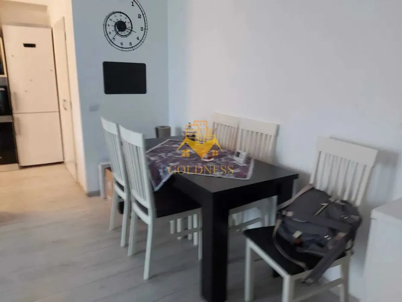 2 camere open space, parcare, terasa, Marasti, Profi, Pet Friendly - GOLDNESS Imobiliare vă propune spre închiriere un apartament cu camere 2 complet mobilat și utilat, la etajul 2 într-un imobil de 4 etaje, în Cartierul Marasti . Dispune de loc de parcare cu bariera! Se află în apropierea stațiilor de transport în comun, magazine, restaurante, spații verzi, farmacii, etc. Apartamentul este compartimentat astfel: - dormitor cu pat matrimonial, dressing, noptiere - living cu bucatarie open space complet utilată și mobilată, canapea extensibilă, loc de servit masa - baie cu cada, calorifer port prosop și dulap pentru depozitare. - terasa de 15 mp. Imobilul este dotat cu toate cele necesare- centrală proprie, frigider, aragaz, hotă, mașină de spălat haine, etc. Dacă sunteți interesați de acest apartament și doriți să îl vizionați, dar și pentru alte oferte nu ezitați să ne contactați telefonic sau prin e-mail. Vă stăm la dispoziție! Pentru intermediere se percepe un comision de 50% din prețul chiriei! }}