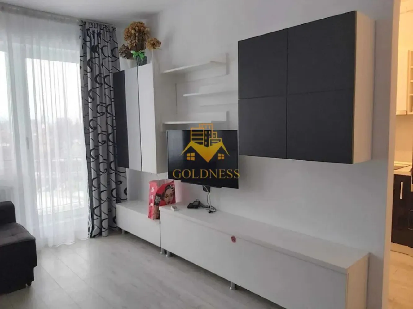 2 camere open space, parcare, terasa, Marasti, Profi, Pet Friendly - GOLDNESS Imobiliare vă propune spre închiriere un apartament cu camere 2 complet mobilat și utilat, la etajul 2 într-un imobil de 4 etaje, în Cartierul Marasti . Dispune de loc de parcare cu bariera! Se află în apropierea stațiilor de transport în comun, magazine, restaurante, spații verzi, farmacii, etc. Apartamentul este compartimentat astfel: - dormitor cu pat matrimonial, dressing, noptiere - living cu bucatarie open space complet utilată și mobilată, canapea extensibilă, loc de servit masa - baie cu cada, calorifer port prosop și dulap pentru depozitare. - terasa de 15 mp. Imobilul este dotat cu toate cele necesare- centrală proprie, frigider, aragaz, hotă, mașină de spălat haine, etc. Dacă sunteți interesați de acest apartament și doriți să îl vizionați, dar și pentru alte oferte nu ezitați să ne contactați telefonic sau prin e-mail. Vă stăm la dispoziție! Pentru intermediere se percepe un comision de 50% din prețul chiriei! }}