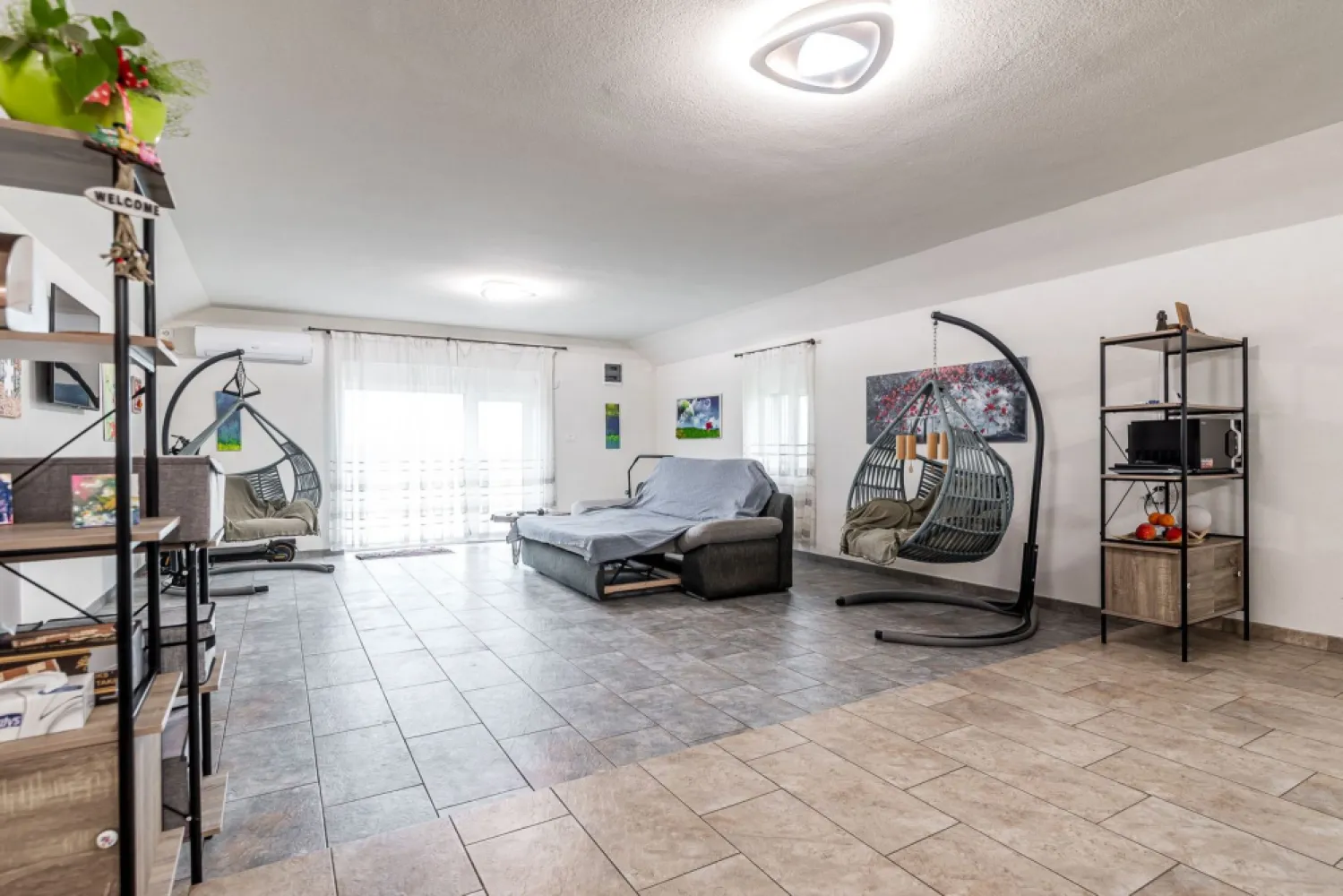 Casă modernă (2021) – Priveliște panoramică spre Lunca Mureșului - Cauți echilibrul perfect între confortul unei construcții noi și liniștea deplină a naturii? Această proprietate deosebită, situată la limita Rezervației Naturale Lunca Mureșului, reprezintă o oportunitate rară pe piața imobiliară din proximitatea Aradului. Amplasată strategic la capătul străzii, casa oferă un grad maxim de intimitate, fiind ferită de trafic și zgomot, având ca „vecin” direct doar peisajul superb al luncii. Construită în 2021, locuința este dispusă pe un singur nivel (parter), oferind o accesibilitate excelentă și un flux interior optimizat: Suprafață: 3 camere decomandate, spațioase și luminoase. Sistem de încălzire în pardoseală pentru o distribuție uniformă a căldurii și costuri optimizate. Performanță energetică ridicată datorită izolației interioare și exterioare de calitate. Finisaje moderne, gata pentru mutare imediată. De ce să alegi această proprietate? Locație de vis: trezește-te în fiecare dimineață cu o priveliște spectaculoasă pe care nicio altă zonă rezidențială aglomerată nu o poate oferi. Fiind ultima casă de pe stradă, beneficiezi de un regim de înălțime mic în zonă și zero vecini în dreptul vederii principale. Tehnologia construcției din 2021 asigură un ambient plăcut atât vara, cât și iarna, cu un consum minim de energie. Aceasta nu este doar o casă, ci un stil de viață pentru o familie care prețuiește natura fără a renunța la facilitățile moderne. 📍 Locație: Frumușeni 📞 Contact: Sebastian Nica – 0722 252 639 Nu dispui de toată suma? Te ajutăm noi gratuit! Îți obținem oferte de la 16 bănci. Ai o proprietate de vânzare în Arad și vrei să știi cât valorează cu adevărat? Sună-mă pentru o evaluare gratuită, fără obligații. Birou: ACASĂ | Agenție imobiliară Arad Bulevardul Decebal 2, Arad 310133 }}