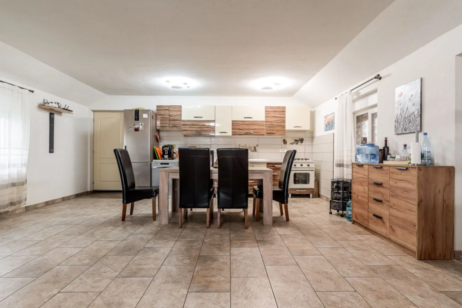 Casă modernă (2021) – Priveliște panoramică spre Lunca Mureșului - Cauți echilibrul perfect între confortul unei construcții noi și liniștea deplină a naturii? Această proprietate deosebită, situată la limita Rezervației Naturale Lunca Mureșului, reprezintă o oportunitate rară pe piața imobiliară din proximitatea Aradului. Amplasată strategic la capătul străzii, casa oferă un grad maxim de intimitate, fiind ferită de trafic și zgomot, având ca „vecin” direct doar peisajul superb al luncii. Construită în 2021, locuința este dispusă pe un singur nivel (parter), oferind o accesibilitate excelentă și un flux interior optimizat: Suprafață: 3 camere decomandate, spațioase și luminoase. Sistem de încălzire în pardoseală pentru o distribuție uniformă a căldurii și costuri optimizate. Performanță energetică ridicată datorită izolației interioare și exterioare de calitate. Finisaje moderne, gata pentru mutare imediată. De ce să alegi această proprietate? Locație de vis: trezește-te în fiecare dimineață cu o priveliște spectaculoasă pe care nicio altă zonă rezidențială aglomerată nu o poate oferi. Fiind ultima casă de pe stradă, beneficiezi de un regim de înălțime mic în zonă și zero vecini în dreptul vederii principale. Tehnologia construcției din 2021 asigură un ambient plăcut atât vara, cât și iarna, cu un consum minim de energie. Aceasta nu este doar o casă, ci un stil de viață pentru o familie care prețuiește natura fără a renunța la facilitățile moderne. 📍 Locație: Frumușeni 📞 Contact: Sebastian Nica – 0722 252 639 Nu dispui de toată suma? Te ajutăm noi gratuit! Îți obținem oferte de la 16 bănci. Ai o proprietate de vânzare în Arad și vrei să știi cât valorează cu adevărat? Sună-mă pentru o evaluare gratuită, fără obligații. Birou: ACASĂ | Agenție imobiliară Arad Bulevardul Decebal 2, Arad 310133 }}