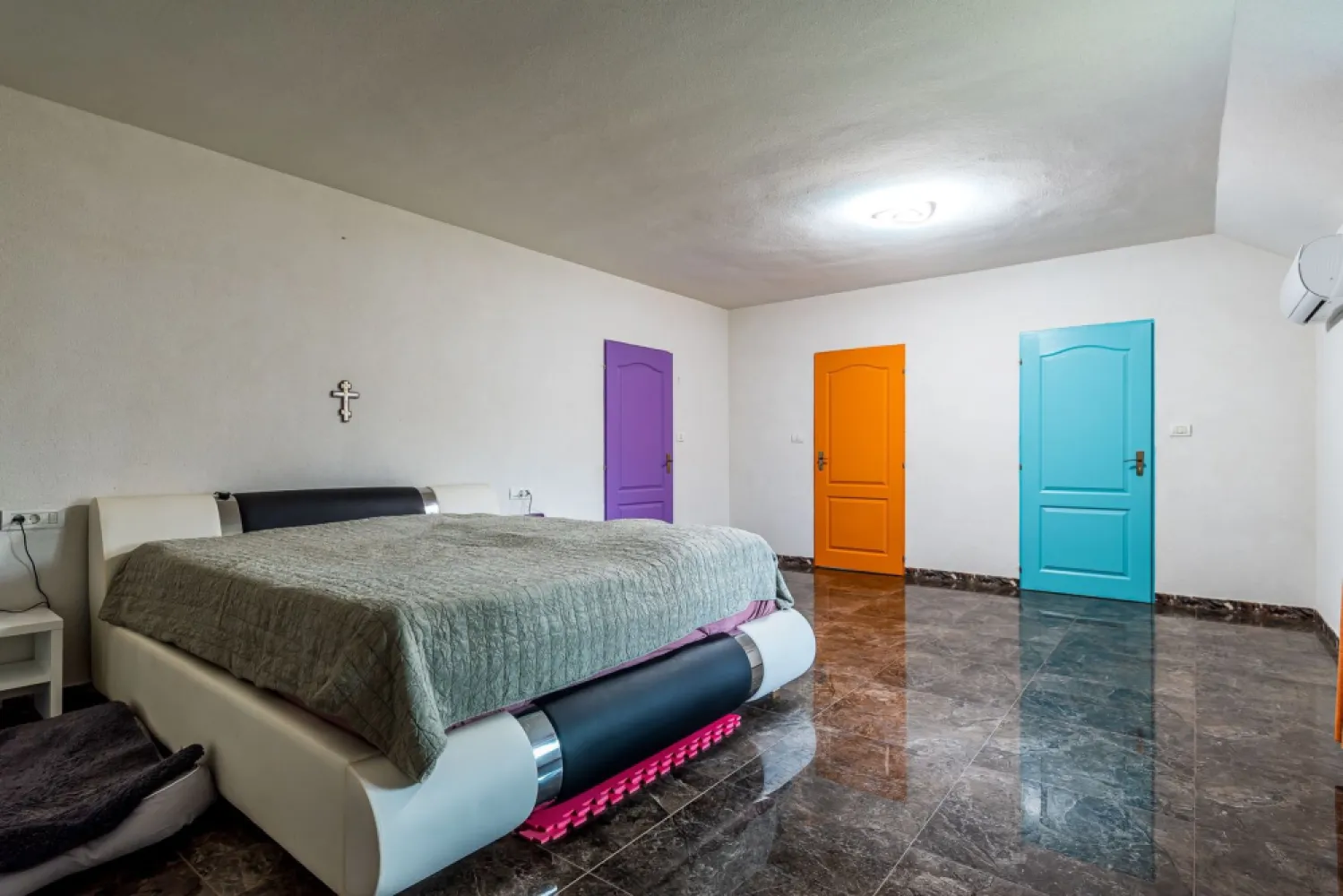 Casă modernă (2021) – Priveliște panoramică spre Lunca Mureșului - Cauți echilibrul perfect între confortul unei construcții noi și liniștea deplină a naturii? Această proprietate deosebită, situată la limita Rezervației Naturale Lunca Mureșului, reprezintă o oportunitate rară pe piața imobiliară din proximitatea Aradului. Amplasată strategic la capătul străzii, casa oferă un grad maxim de intimitate, fiind ferită de trafic și zgomot, având ca „vecin” direct doar peisajul superb al luncii. Construită în 2021, locuința este dispusă pe un singur nivel (parter), oferind o accesibilitate excelentă și un flux interior optimizat: Suprafață: 3 camere decomandate, spațioase și luminoase. Sistem de încălzire în pardoseală pentru o distribuție uniformă a căldurii și costuri optimizate. Performanță energetică ridicată datorită izolației interioare și exterioare de calitate. Finisaje moderne, gata pentru mutare imediată. De ce să alegi această proprietate? Locație de vis: trezește-te în fiecare dimineață cu o priveliște spectaculoasă pe care nicio altă zonă rezidențială aglomerată nu o poate oferi. Fiind ultima casă de pe stradă, beneficiezi de un regim de înălțime mic în zonă și zero vecini în dreptul vederii principale. Tehnologia construcției din 2021 asigură un ambient plăcut atât vara, cât și iarna, cu un consum minim de energie. Aceasta nu este doar o casă, ci un stil de viață pentru o familie care prețuiește natura fără a renunța la facilitățile moderne. 📍 Locație: Frumușeni 📞 Contact: Sebastian Nica – 0722 252 639 Nu dispui de toată suma? Te ajutăm noi gratuit! Îți obținem oferte de la 16 bănci. Ai o proprietate de vânzare în Arad și vrei să știi cât valorează cu adevărat? Sună-mă pentru o evaluare gratuită, fără obligații. Birou: ACASĂ | Agenție imobiliară Arad Bulevardul Decebal 2, Arad 310133 }}