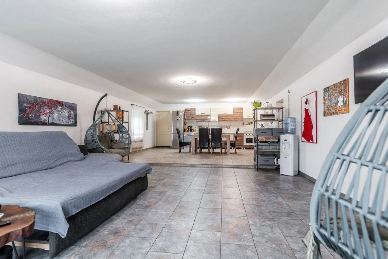 Casă modernă (2021) – Priveliște panoramică spre Lunca Mureșului - Cauți echilibrul perfect între confortul unei construcții noi și liniștea deplină a naturii? Această proprietate deosebită, situată la limita Rezervației Naturale Lunca Mureșului, reprezintă o oportunitate rară pe piața imobiliară din proximitatea Aradului. Amplasată strategic la capătul străzii, casa oferă un grad maxim de intimitate, fiind ferită de trafic și zgomot, având ca „vecin” direct doar peisajul superb al luncii. Construită în 2021, locuința este dispusă pe un singur nivel (parter), oferind o accesibilitate excelentă și un flux interior optimizat: Suprafață: 3 camere decomandate, spațioase și luminoase. Sistem de încălzire în pardoseală pentru o distribuție uniformă a căldurii și costuri optimizate. Performanță energetică ridicată datorită izolației interioare și exterioare de calitate. Finisaje moderne, gata pentru mutare imediată. De ce să alegi această proprietate? Locație de vis: trezește-te în fiecare dimineață cu o priveliște spectaculoasă pe care nicio altă zonă rezidențială aglomerată nu o poate oferi. Fiind ultima casă de pe stradă, beneficiezi de un regim de înălțime mic în zonă și zero vecini în dreptul vederii principale. Tehnologia construcției din 2021 asigură un ambient plăcut atât vara, cât și iarna, cu un consum minim de energie. Aceasta nu este doar o casă, ci un stil de viață pentru o familie care prețuiește natura fără a renunța la facilitățile moderne. 📍 Locație: Frumușeni 📞 Contact: Sebastian Nica – 0722 252 639 Nu dispui de toată suma? Te ajutăm noi gratuit! Îți obținem oferte de la 16 bănci. Ai o proprietate de vânzare în Arad și vrei să știi cât valorează cu adevărat? Sună-mă pentru o evaluare gratuită, fără obligații. Birou: ACASĂ | Agenție imobiliară Arad Bulevardul Decebal 2, Arad 310133 }}