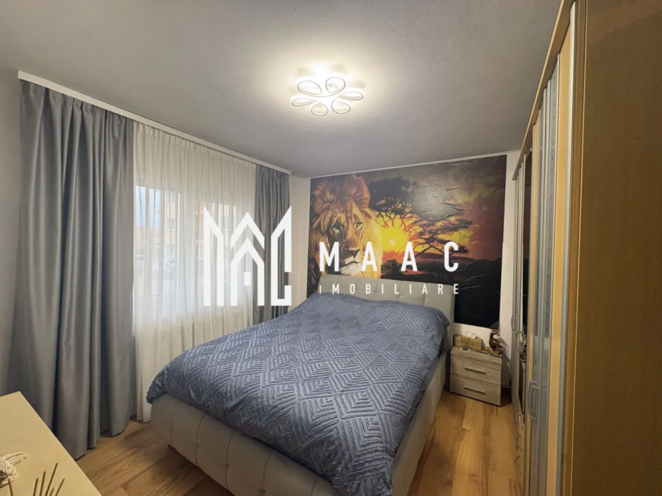 Apartament 3 camere | 65 MPU | Pivnita | Decomandat | Turnisor - MAAC Imobiliare vă propune spre vânzare un apartament cu 3 camere, decomandat, ideal pentru locuit sau investiție, compartimentat practic și pregătit pentru mutare, situat in Turnisor. Proprietatea este complet mobilată și utilată, fiind o alegere potrivită pentru cei care își doresc un apartament funcțional, bine organizat și gata de folosință. Compartimentare: Living Doua dormitoare Bucătărie Debara Doua băi Una dintre băi este amenajată în prezent ca spațiu de depozitare Dotări și beneficii: Complet mobilat și utilat Uși interioare din lemn Mașină de spălat rufe Mașină de spălat vase Frigider Aragaz Hotă Mobilier nou în dormitoare și living Beneficii suplimentare: Apartamentul se vinde cu pivniță inclusă Pivnița are o suprafață aproximativă comparabilă cu cea a bucătăriei, fiind ideală pentru depozitare Pentru mai multe detalii precizati telefonic ca ati vazut anuntul cu ID: CP2979845 }}