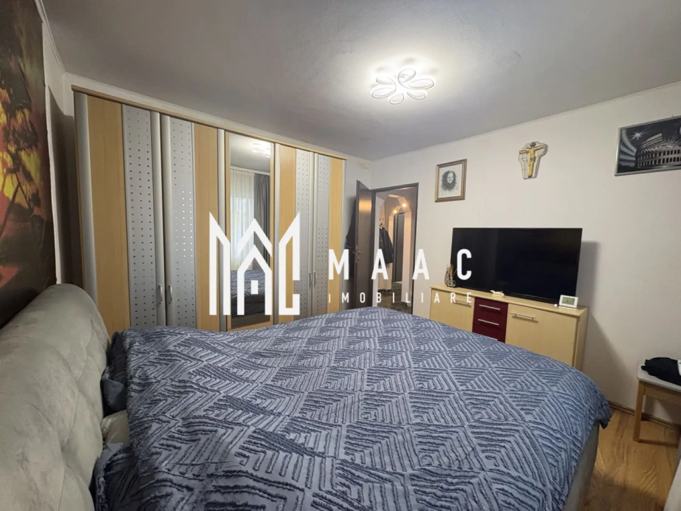 Apartament 3 camere | 65 MPU | Pivnita | Decomandat | Turnisor - MAAC Imobiliare vă propune spre vânzare un apartament cu 3 camere, decomandat, ideal pentru locuit sau investiție, compartimentat practic și pregătit pentru mutare, situat in Turnisor. Proprietatea este complet mobilată și utilată, fiind o alegere potrivită pentru cei care își doresc un apartament funcțional, bine organizat și gata de folosință. Compartimentare: Living Doua dormitoare Bucătărie Debara Doua băi Una dintre băi este amenajată în prezent ca spațiu de depozitare Dotări și beneficii: Complet mobilat și utilat Uși interioare din lemn Mașină de spălat rufe Mașină de spălat vase Frigider Aragaz Hotă Mobilier nou în dormitoare și living Beneficii suplimentare: Apartamentul se vinde cu pivniță inclusă Pivnița are o suprafață aproximativă comparabilă cu cea a bucătăriei, fiind ideală pentru depozitare Pentru mai multe detalii precizati telefonic ca ati vazut anuntul cu ID: CP2979845 }}