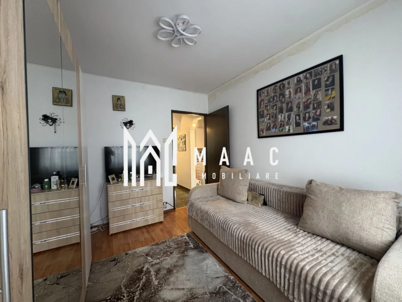 Apartament 3 camere | 65 MPU | Pivnita | Decomandat | Turnisor - MAAC Imobiliare vă propune spre vânzare un apartament cu 3 camere, decomandat, ideal pentru locuit sau investiție, compartimentat practic și pregătit pentru mutare, situat in Turnisor. Proprietatea este complet mobilată și utilată, fiind o alegere potrivită pentru cei care își doresc un apartament funcțional, bine organizat și gata de folosință. Compartimentare: Living Doua dormitoare Bucătărie Debara Doua băi Una dintre băi este amenajată în prezent ca spațiu de depozitare Dotări și beneficii: Complet mobilat și utilat Uși interioare din lemn Mașină de spălat rufe Mașină de spălat vase Frigider Aragaz Hotă Mobilier nou în dormitoare și living Beneficii suplimentare: Apartamentul se vinde cu pivniță inclusă Pivnița are o suprafață aproximativă comparabilă cu cea a bucătăriei, fiind ideală pentru depozitare Pentru mai multe detalii precizati telefonic ca ati vazut anuntul cu ID: CP2979845 }}