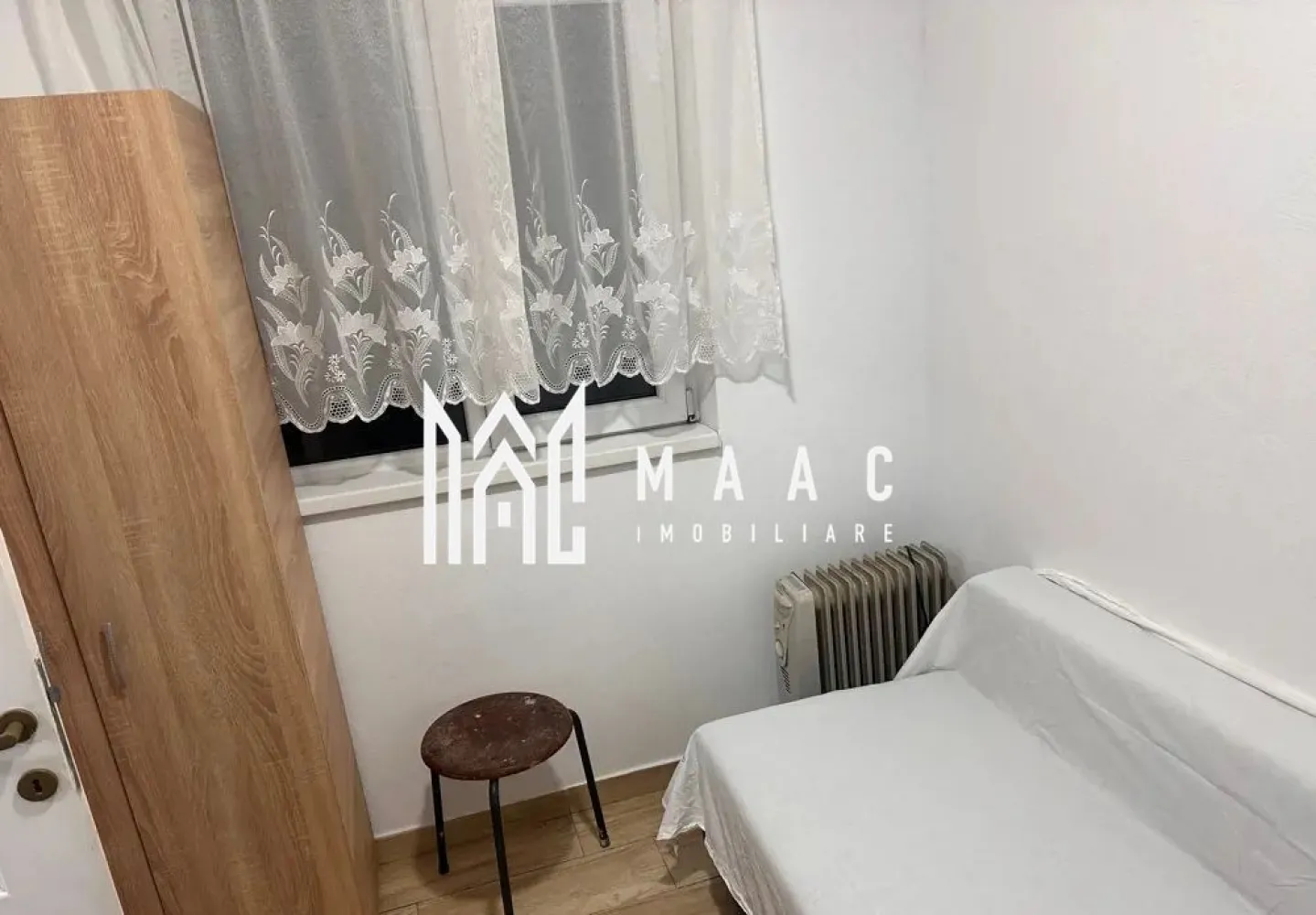 Apartament 1 Camera I Etaj 3 I Renovat I Central-Abatorului - Se vinde o garsonieră de 24 mp, situată în zona Abatorului, complet mobilată și utilată, ideală pentru locuire personală sau investiție. Proprietatea este disponibilă imediat, iar un avantaj major este faptul că este actualmente închiriată și poate fi preluată cu chiriași, oferind venit garantat încă din prima zi. Caracteristici principale: Suprafață: 24 mp Tip: Garsonieră Complet mobilată și utilată Disponibilă imediat Situată în zona Abatorului Se poate prelua cu chiriași Detalii interioare: Cameră principală mobilată complet Bucătărie utilată cu electrocasnice în stare bună Baie modernă Spațiu organizat eficient, ideal pentru o persoană sau un cuplu Garsonieră întreținută, gata pentru mutare Avantaje: Investiție sigură, cu chiriași stabili Poziționare bună, cu acces rapid la magazine, stații de autobuz, zone comerciale Fără investiții suplimentare – totul este deja amenajat Pentru informati si vizionari: ID: CP2826038 }}