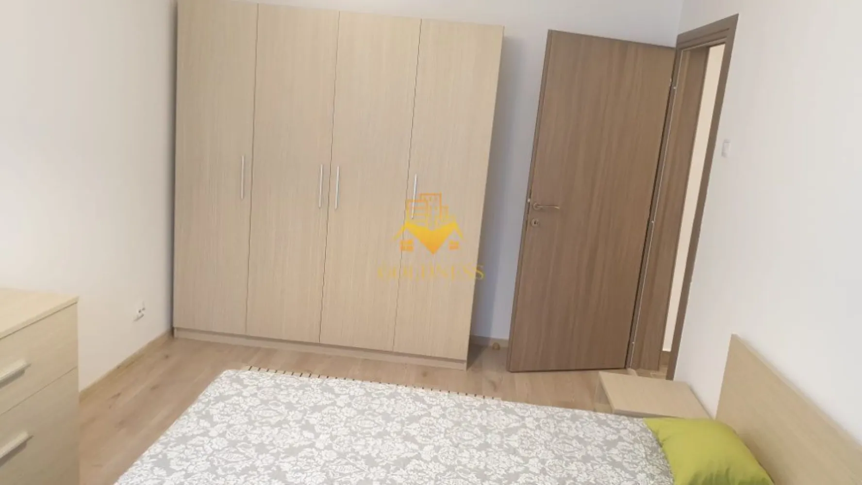 3 camere semidecomandate, parcare, Gheorgheni, Zona Albac, Hotel Royal - GOLDNESS Imobiliare vă propune spre închiriere un apartament cu 3 camere complet mobilat și utilat, la etajul 2 într-un imobil de 4 etaje, în Cartierul gheorgheni. Dispune de loc de parcare! Se află în apropierea stațiilor de transport în comun, magazine, restaurante, spații verzi, farmacii, etc. Apartamentul este compartimentat astfel: - dormitor cu pat matrimonial, dressing, noptiere, birou - dormitor cu pat matrimonial, dressing - living cu canapea , loc de servit cafea - bucatarie complet utilată și mobilată, loc de servit masa - baie cu cada, calorifer port prosop și dulap pentru depozitare. - balcon de 5 mp. Imobilul este dotat cu toate cele necesare- centrală proprie, frigider, aragaz, hotă, mașină de spălat haine, etc. Dacă sunteți interesați de acest apartament și doriți să îl vizionați, dar și pentru alte oferte nu ezitați să ne contactați telefonic sau prin e-mail. Vă stăm la dispoziție! Pentru intermediere se percepe un comision de 50% din prețul chiriei! }}