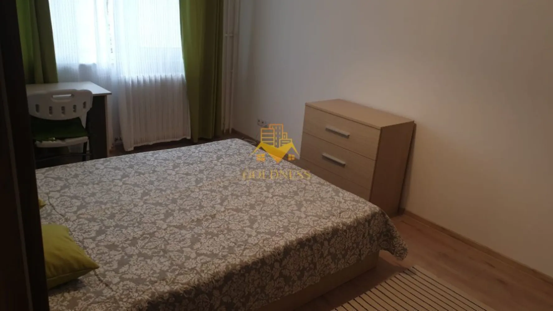 3 camere semidecomandate, parcare, Gheorgheni, Zona Albac, Hotel Royal - GOLDNESS Imobiliare vă propune spre închiriere un apartament cu 3 camere complet mobilat și utilat, la etajul 2 într-un imobil de 4 etaje, în Cartierul gheorgheni. Dispune de loc de parcare! Se află în apropierea stațiilor de transport în comun, magazine, restaurante, spații verzi, farmacii, etc. Apartamentul este compartimentat astfel: - dormitor cu pat matrimonial, dressing, noptiere, birou - dormitor cu pat matrimonial, dressing - living cu canapea , loc de servit cafea - bucatarie complet utilată și mobilată, loc de servit masa - baie cu cada, calorifer port prosop și dulap pentru depozitare. - balcon de 5 mp. Imobilul este dotat cu toate cele necesare- centrală proprie, frigider, aragaz, hotă, mașină de spălat haine, etc. Dacă sunteți interesați de acest apartament și doriți să îl vizionați, dar și pentru alte oferte nu ezitați să ne contactați telefonic sau prin e-mail. Vă stăm la dispoziție! Pentru intermediere se percepe un comision de 50% din prețul chiriei! }}