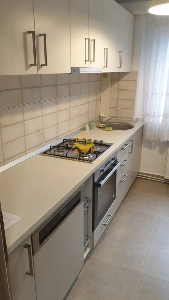 3 camere semidecomandate, parcare, Gheorgheni, Zona Albac, Hotel Royal - GOLDNESS Imobiliare vă propune spre închiriere un apartament cu 3 camere complet mobilat și utilat, la etajul 2 într-un imobil de 4 etaje, în Cartierul gheorgheni. Dispune de loc de parcare! Se află în apropierea stațiilor de transport în comun, magazine, restaurante, spații verzi, farmacii, etc. Apartamentul este compartimentat astfel: - dormitor cu pat matrimonial, dressing, noptiere, birou - dormitor cu pat matrimonial, dressing - living cu canapea , loc de servit cafea - bucatarie complet utilată și mobilată, loc de servit masa - baie cu cada, calorifer port prosop și dulap pentru depozitare. - balcon de 5 mp. Imobilul este dotat cu toate cele necesare- centrală proprie, frigider, aragaz, hotă, mașină de spălat haine, etc. Dacă sunteți interesați de acest apartament și doriți să îl vizionați, dar și pentru alte oferte nu ezitați să ne contactați telefonic sau prin e-mail. Vă stăm la dispoziție! Pentru intermediere se percepe un comision de 50% din prețul chiriei! }}