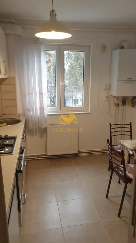 3 camere semidecomandate, parcare, Gheorgheni, Zona Albac, Hotel Royal - GOLDNESS Imobiliare vă propune spre închiriere un apartament cu 3 camere complet mobilat și utilat, la etajul 2 într-un imobil de 4 etaje, în Cartierul gheorgheni. Dispune de loc de parcare! Se află în apropierea stațiilor de transport în comun, magazine, restaurante, spații verzi, farmacii, etc. Apartamentul este compartimentat astfel: - dormitor cu pat matrimonial, dressing, noptiere, birou - dormitor cu pat matrimonial, dressing - living cu canapea , loc de servit cafea - bucatarie complet utilată și mobilată, loc de servit masa - baie cu cada, calorifer port prosop și dulap pentru depozitare. - balcon de 5 mp. Imobilul este dotat cu toate cele necesare- centrală proprie, frigider, aragaz, hotă, mașină de spălat haine, etc. Dacă sunteți interesați de acest apartament și doriți să îl vizionați, dar și pentru alte oferte nu ezitați să ne contactați telefonic sau prin e-mail. Vă stăm la dispoziție! Pentru intermediere se percepe un comision de 50% din prețul chiriei! }}
