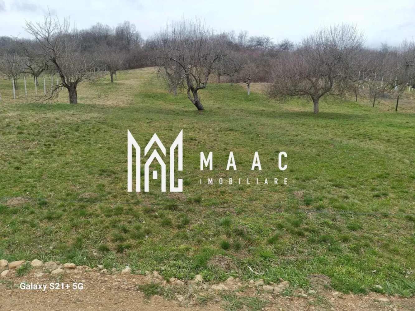 Teren 1400 mp | Valea Mărului | Parcelabil | Cabane / Retreat în natură - MAAC Imobiliare vă propune spre vânzare un teren extravilan situat în Valea Mărului, într-o zonă liniștită, cu multă verdeață, ideală pentru cei care își doresc un refugiu în natură sau o investiție cu potențial pe termen lung. Proprietatea are o suprafață de 1.400 mp și o deschidere de 20 ml la drum principal, beneficiind de acces auto facil. Terenul este ușor de exploatat și se pretează foarte bine pentru parcelare, fiind o alegere potrivită pentru dezvoltarea unor loturi destinate caselor de vacanță, cabanelor sau conceptelor de tip retreat, într-un cadru natural și aerisit. Poziționarea oferă o vedere panoramică deosebită, inclusiv către oraș, ceea ce adaugă un plus de valoare proprietății și o face atractivă pentru proiecte orientate spre relaxare, natură și intimitate. Terenul este disponibil imediat. Pentru mai multe detalii și programarea unei vizionări, vă rugăm să menționați codul de proprietate CP2983252. }}