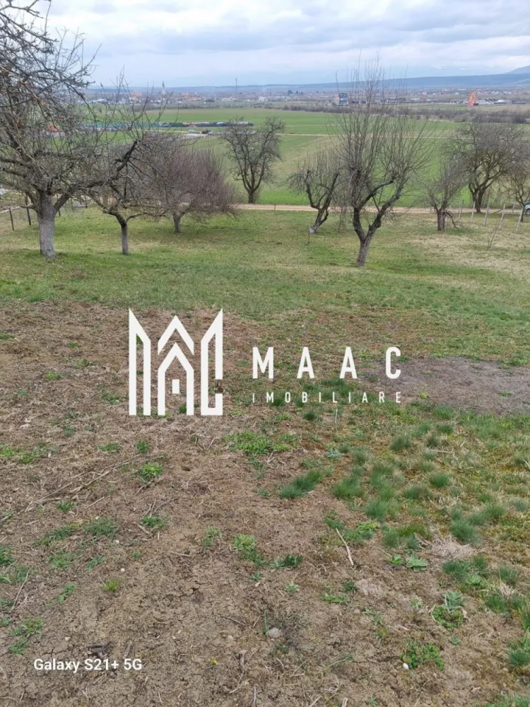 Teren 1400 mp | Valea Mărului | Parcelabil | Cabane / Retreat în natură - MAAC Imobiliare vă propune spre vânzare un teren extravilan situat în Valea Mărului, într-o zonă liniștită, cu multă verdeață, ideală pentru cei care își doresc un refugiu în natură sau o investiție cu potențial pe termen lung. Proprietatea are o suprafață de 1.400 mp și o deschidere de 20 ml la drum principal, beneficiind de acces auto facil. Terenul este ușor de exploatat și se pretează foarte bine pentru parcelare, fiind o alegere potrivită pentru dezvoltarea unor loturi destinate caselor de vacanță, cabanelor sau conceptelor de tip retreat, într-un cadru natural și aerisit. Poziționarea oferă o vedere panoramică deosebită, inclusiv către oraș, ceea ce adaugă un plus de valoare proprietății și o face atractivă pentru proiecte orientate spre relaxare, natură și intimitate. Terenul este disponibil imediat. Pentru mai multe detalii și programarea unei vizionări, vă rugăm să menționați codul de proprietate CP2983252. }}