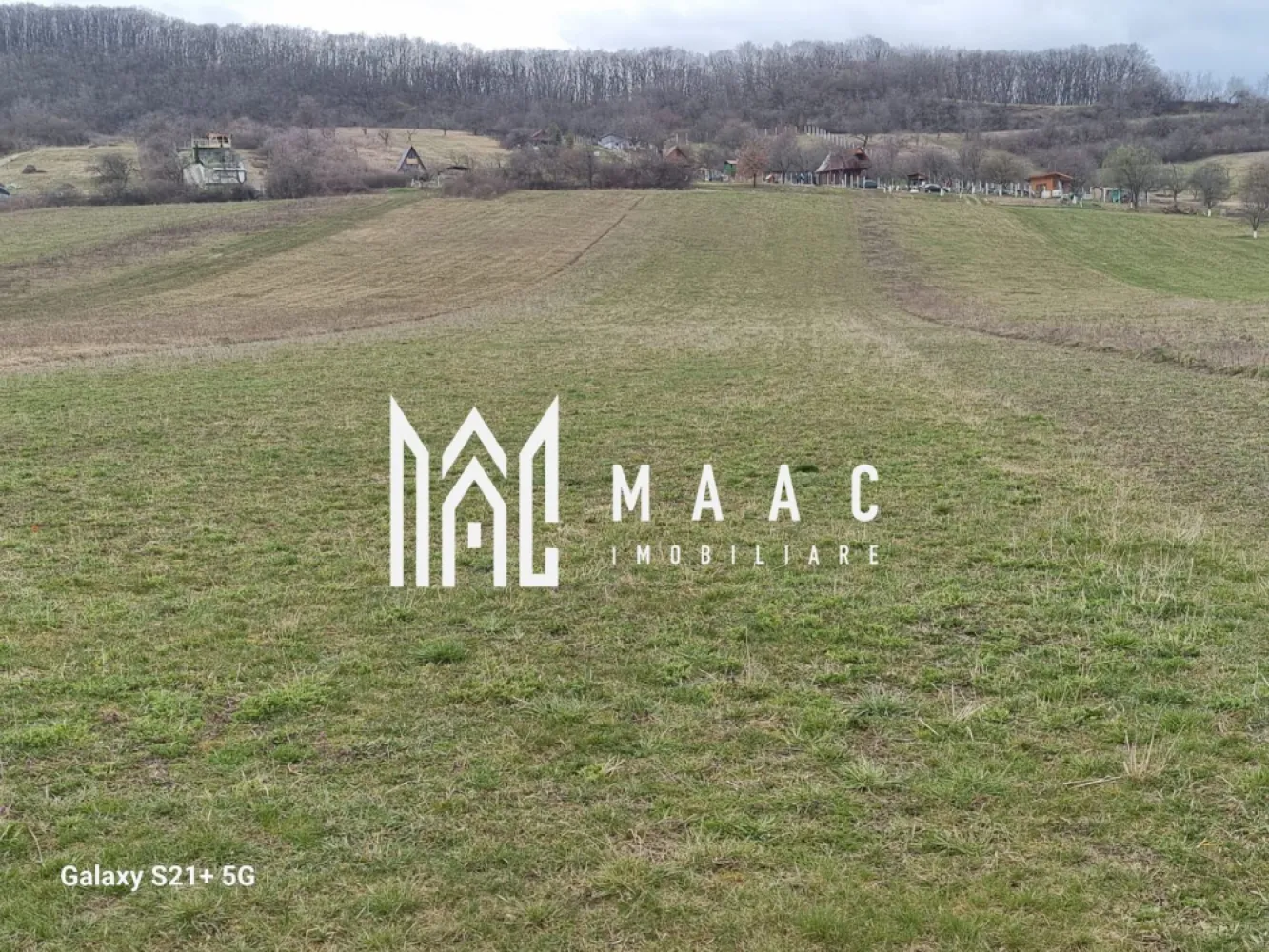 Teren 5400 mp | Parcelabil | Zona sub Valea Marului | Cristian - MAAC Imobiliare vă propune spre vânzare un teren agricol extravilan situat în zona sub Valea Mărului, Cristian, într-un cadru natural aerisit, cu priveliști deschise către munte și oraș, ideal pentru investiție sau valorificare pe termen lung. Proprietatea are o suprafață de 5.400 mp și beneficiază de două fronturi stradale, cu deschidere de 21,3 ml la drum principal, oferind acces facil și multiple posibilități de parcelare. Configurația terenului îl face potrivit pentru dezvoltări de tip loturi pentru case de vacanță, cabane sau concepte de retreat, într-o zonă liniștită, cu multă verdeață. Terenul este disponibil imediat, iar utilitățile se află în zonă, ceea ce îi crește potențialul de dezvoltare și atractivitatea pentru investitori. Pentru mai multe detalii și programarea unei vizionări, vă rugăm să menționați codul de proprietate CP2983271. }}