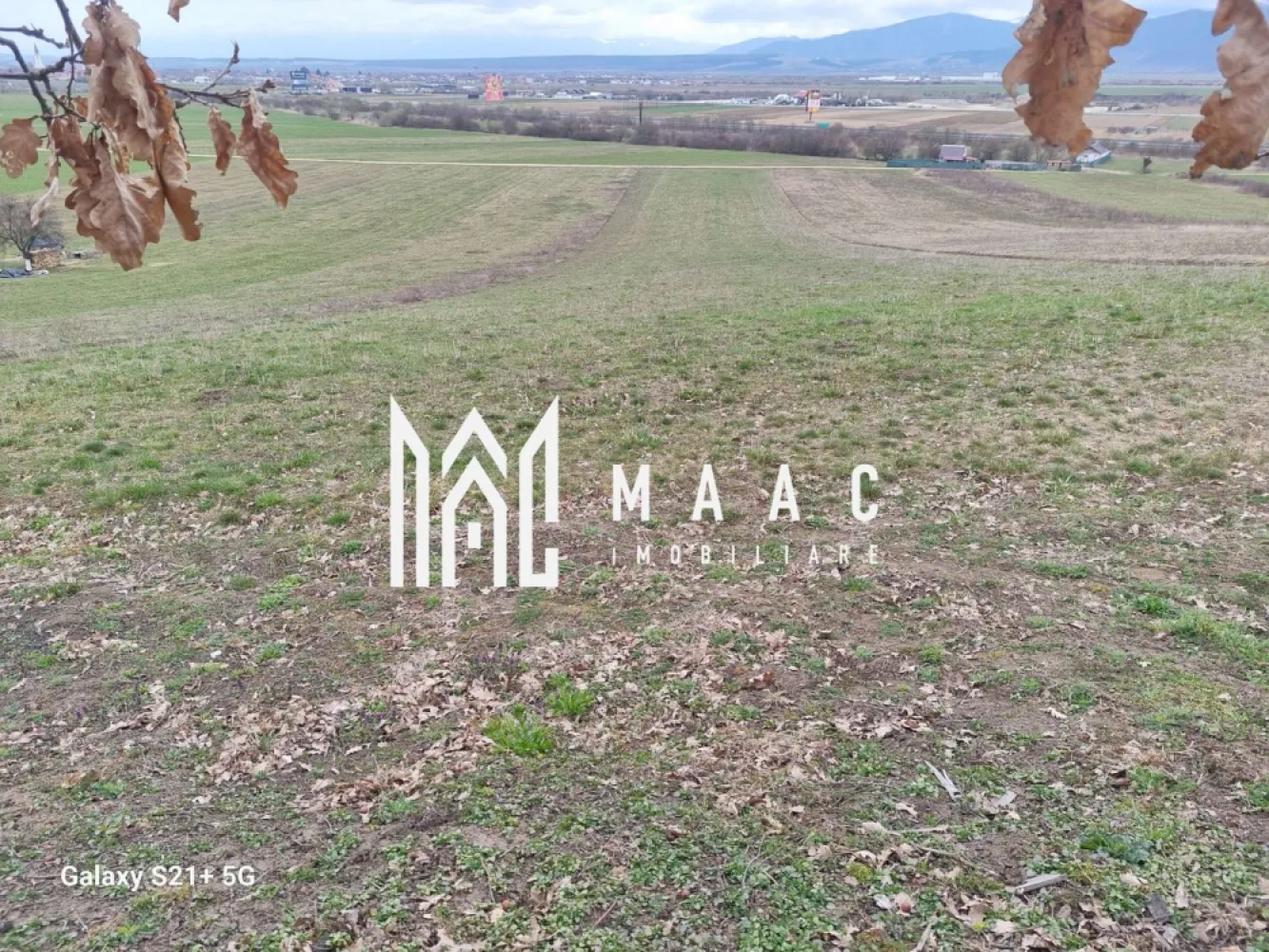 Teren 5400 mp | Parcelabil | Zona sub Valea Marului | Cristian - MAAC Imobiliare vă propune spre vânzare un teren agricol extravilan situat în zona sub Valea Mărului, Cristian, într-un cadru natural aerisit, cu priveliști deschise către munte și oraș, ideal pentru investiție sau valorificare pe termen lung. Proprietatea are o suprafață de 5.400 mp și beneficiază de două fronturi stradale, cu deschidere de 21,3 ml la drum principal, oferind acces facil și multiple posibilități de parcelare. Configurația terenului îl face potrivit pentru dezvoltări de tip loturi pentru case de vacanță, cabane sau concepte de retreat, într-o zonă liniștită, cu multă verdeață. Terenul este disponibil imediat, iar utilitățile se află în zonă, ceea ce îi crește potențialul de dezvoltare și atractivitatea pentru investitori. Pentru mai multe detalii și programarea unei vizionări, vă rugăm să menționați codul de proprietate CP2983271. }}