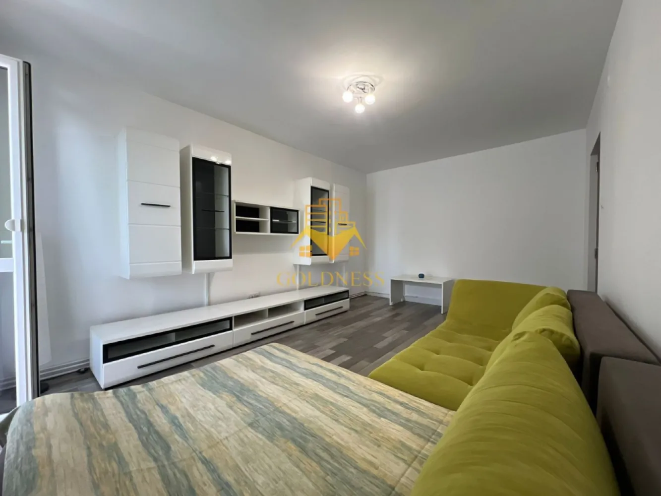 3 camere, modern, parcare, Manastur Zona Primaverii, MC Donald's, BIG - GOLDNESS Imobiliare vă propune spre închiriere un apartament cu 3 camere complet mobilat și utilat, la etajul 1 într-un imobil de 4 etaje, în Cartierul Manastur. Dispune de loc de parcare in pret! Se află în apropierea stațiilor de transport în comun, magazine, restaurante, spații verzi, farmacii, etc. Apartamentul este compartimentat astfel: - dormitor cu pat matrimonial, dressing, noptiere - dormitor cu pat matrimonial, dressing, noptiere - living cucanapea extensibila, spatiu pentru depozitare, TV - bucatarie complet mobilata, utilata, loc de luat masa - baie cu cada, calorifer port prosop și dulap pentru depozitare. - balcon de 5 mp. Imobilul este dotat cu toate cele necesare- centrală proprie, frigider, aragaz, hotă, mașină de spălat haine, etc. Dacă sunteți interesați de acest apartament și doriți să îl vizionați, dar și pentru alte oferte nu ezitați să ne contactați telefonic sau prin e-mail. Vă stăm la dispoziție! Pentru intermediere se percepe un comision de 50% din prețul chiriei!