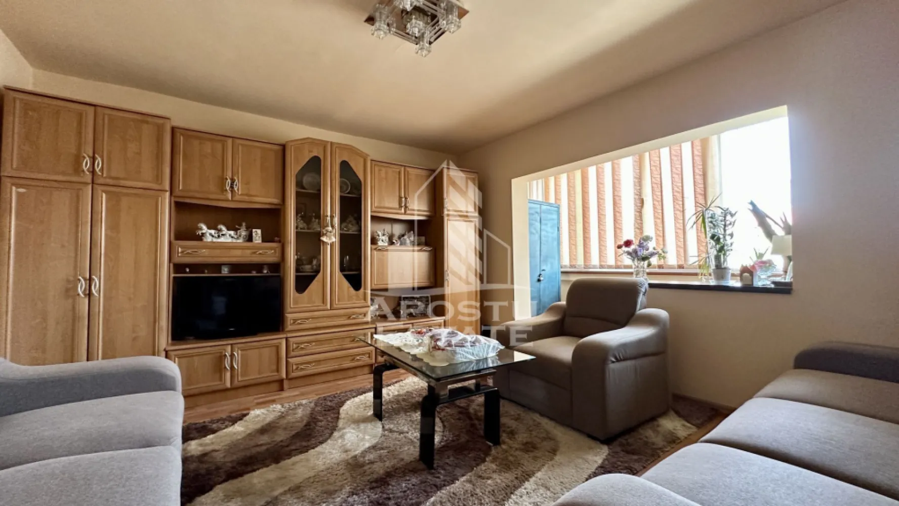 Apartament de vanzare cu 3 camere, decomandat, Aradului Timisoara - APOSTU ESTATE va propune spre vanzare un apartament spatios cu 3 camere, decomandat, situat la etajul 4 al unui imobil izolat termic, prevazut cu acoperis, amplasat in zona Aradului – una dintre cele mai apreciate zone rezidentiale din Timisoara, cu acces facil catre numeroase puncte de interes.

Proprietatea beneficiaza de o compartimentare practica si functionala, fiind ideala atat pentru o familie, cat si pentru investitie, datorita pozitionarii excelente si a confortului oferit.

Compartimentare:

hol de acces;
living spatios si luminos;
bucatarie separata;
doua dormitoare;
doua bai.

Apartamentul se vinde complet mobilat si utilat, fiind pregatit pentru mutare imediata, fara a necesita investitii suplimentare. 

Imobilul este izolat termic si dispune de acoperis, aspecte ce contribuie la un confort termic sporit si la costuri reduse de intretinere.

Zona Aradului ofera acces rapid catre centre comerciale, supermarketuri, scoli, gradinite, mijloace de transport in comun si alte facilitati necesare unui stil de viata confortabil.

Pentru mai multe informatii sau pentru programarea unei vizionari, va stam cu drag la dispozitie!