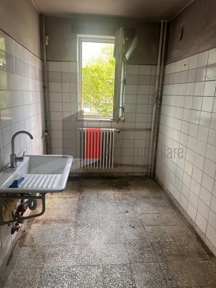 apartament 2 camere Drumul Taberei - Drumul Taberei 34, aproape de metrou Tudor Vladimirescu, confort 1, circular, et.8/10, liber, necesita renovare. Blocul se afla in apropierea scolii 197, statie metrou, STB, piata, parc, numeroase centre comerciale. Actele sunt pregatite pentru vanzare