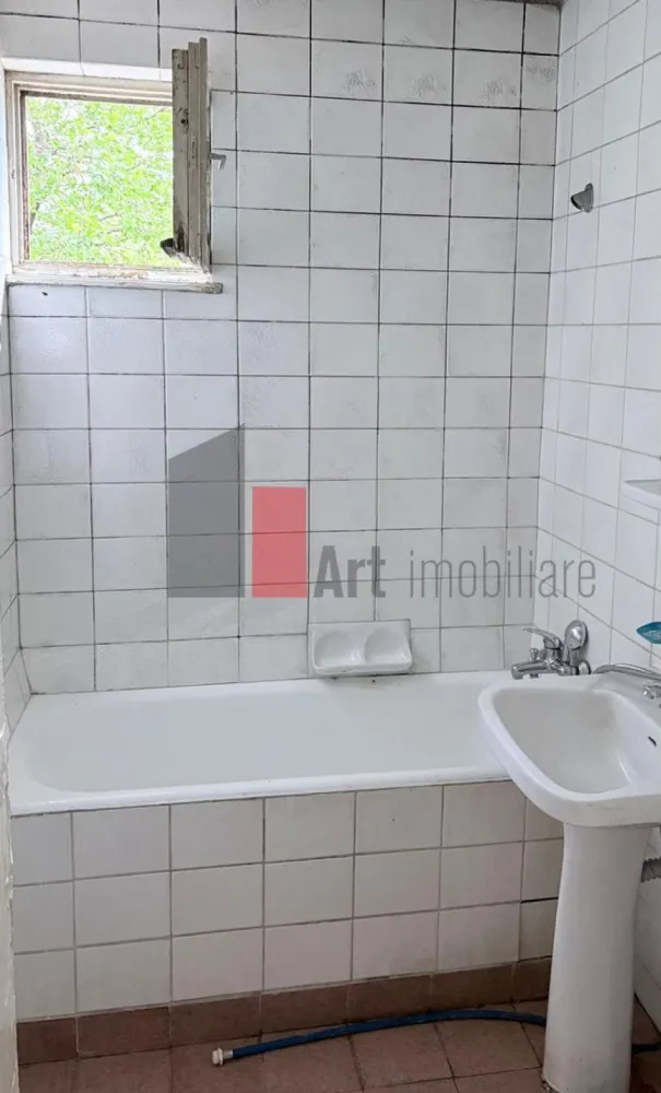 apartament 2 camere Drumul Taberei - Drumul Taberei 34, aproape de metrou Tudor Vladimirescu, confort 1, circular, et.8/10, liber, necesita renovare. Blocul se afla in apropierea scolii 197, statie metrou, STB, piata, parc, numeroase centre comerciale. Actele sunt pregatite pentru vanzare