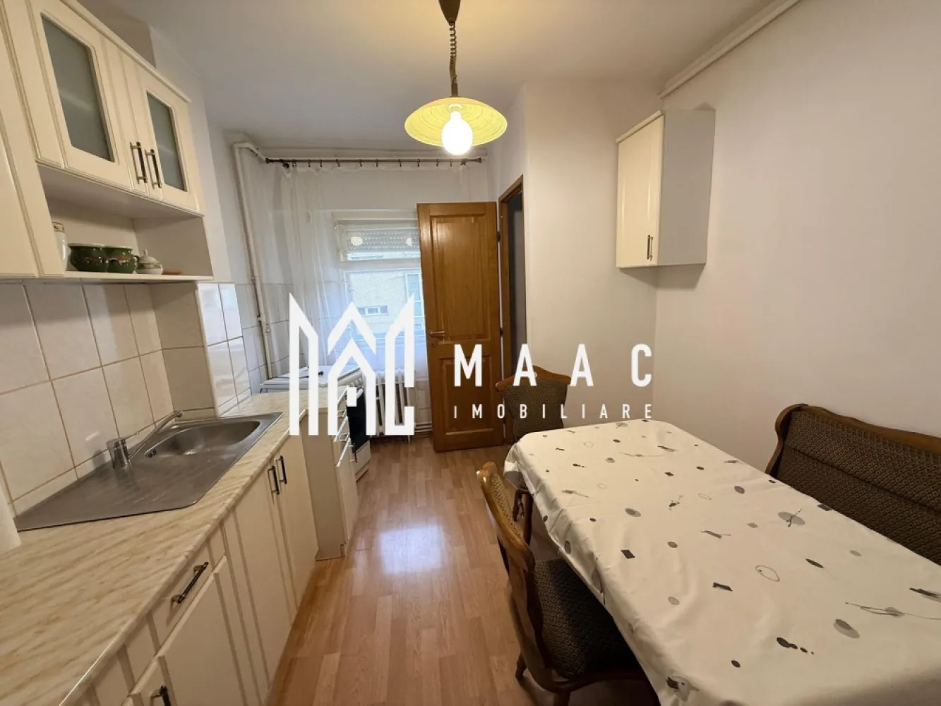 Închiriere apartament 4 camere | etaj 3 I zona Milea - MAAc Imobiliare vă oferă spre închiriere un apartament amplu și excelent compartimentat, situat într-un imobil solid și bine întreținut, în zona Milea. Proprietatea se află la etajul 3 din 4 și reprezintă o opțiune ideală pentru familii sau pentru persoane care își doresc un spațiu generos într-o zonă cu acces rapid către principalele puncte de interes ale orașului. Descrierea proprietății: -Configurație: 4 camere decomandate -Băi: 2 -Bucătărie spațioasă, bine organizată -Spații de depozitare: cămară + debara -Balcon -Etaj 3/4 Avantajele zonei Milea: -Acces facil către școală -Apropiere de magazine, parc și stații de transport public -Zonă liniștită, civilizată și foarte bine conectată - Infrastructură completă în proximitate -Apartamentul oferă un mediu locativ confortabil, cu suprafețe generoase și o organizare ideală atât pentru locuire pe termen lung, cât și pentru activități familiale. - Nu se accepta animale de companie - Garanția se percepe pe 1 luna Pentru mai multe detalii sau pentru a programa o vizionare, te rugăm să ne contactezi, specificând ID:CP2825887 }}