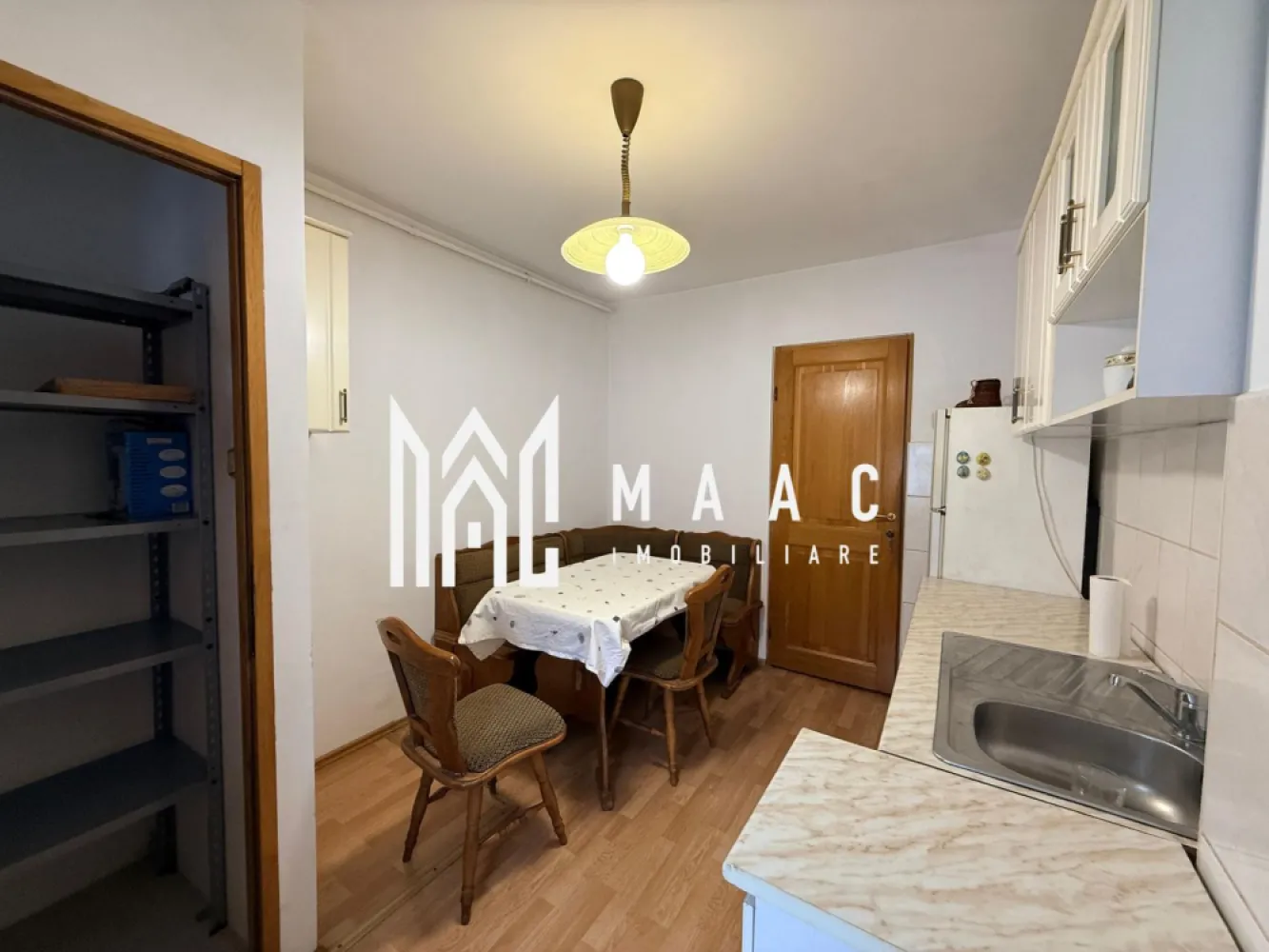 Închiriere apartament 4 camere | etaj 3 I zona Milea - MAAc Imobiliare vă oferă spre închiriere un apartament amplu și excelent compartimentat, situat într-un imobil solid și bine întreținut, în zona Milea. Proprietatea se află la etajul 3 din 4 și reprezintă o opțiune ideală pentru familii sau pentru persoane care își doresc un spațiu generos într-o zonă cu acces rapid către principalele puncte de interes ale orașului. Descrierea proprietății: -Configurație: 4 camere decomandate -Băi: 2 -Bucătărie spațioasă, bine organizată -Spații de depozitare: cămară + debara -Balcon -Etaj 3/4 Avantajele zonei Milea: -Acces facil către școală -Apropiere de magazine, parc și stații de transport public -Zonă liniștită, civilizată și foarte bine conectată - Infrastructură completă în proximitate -Apartamentul oferă un mediu locativ confortabil, cu suprafețe generoase și o organizare ideală atât pentru locuire pe termen lung, cât și pentru activități familiale. - Nu se accepta animale de companie - Garanția se percepe pe 1 luna Pentru mai multe detalii sau pentru a programa o vizionare, te rugăm să ne contactezi, specificând ID:CP2825887 }}