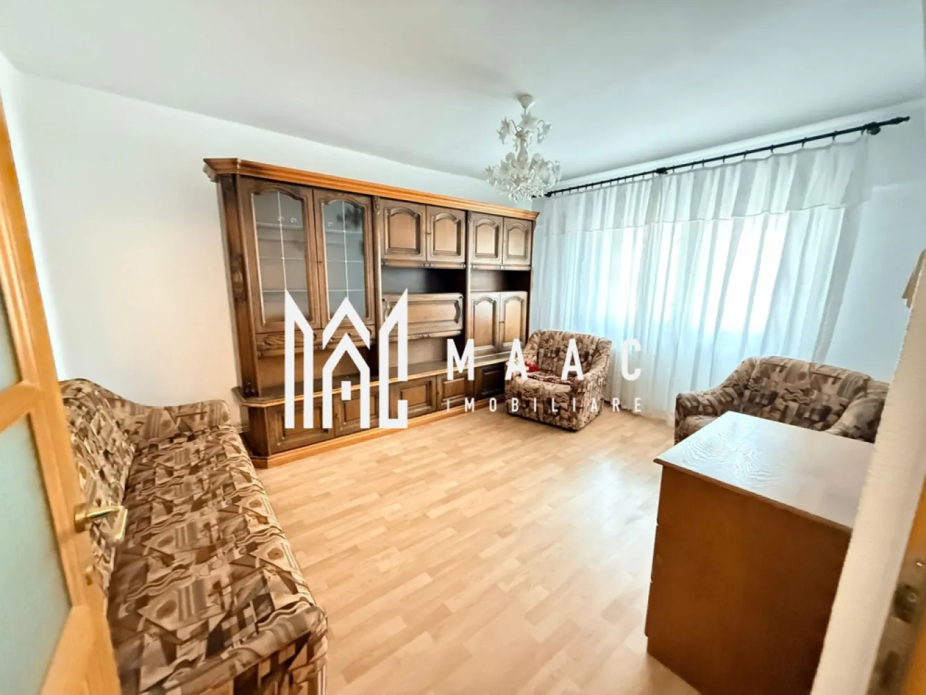 Închiriere apartament 4 camere | etaj 3 I zona Milea - MAAc Imobiliare vă oferă spre închiriere un apartament amplu și excelent compartimentat, situat într-un imobil solid și bine întreținut, în zona Milea. Proprietatea se află la etajul 3 din 4 și reprezintă o opțiune ideală pentru familii sau pentru persoane care își doresc un spațiu generos într-o zonă cu acces rapid către principalele puncte de interes ale orașului. Descrierea proprietății: -Configurație: 4 camere decomandate -Băi: 2 -Bucătărie spațioasă, bine organizată -Spații de depozitare: cămară + debara -Balcon -Etaj 3/4 Avantajele zonei Milea: -Acces facil către școală -Apropiere de magazine, parc și stații de transport public -Zonă liniștită, civilizată și foarte bine conectată - Infrastructură completă în proximitate -Apartamentul oferă un mediu locativ confortabil, cu suprafețe generoase și o organizare ideală atât pentru locuire pe termen lung, cât și pentru activități familiale. - Nu se accepta animale de companie - Garanția se percepe pe 1 luna Pentru mai multe detalii sau pentru a programa o vizionare, te rugăm să ne contactezi, specificând ID:CP2825887 }}