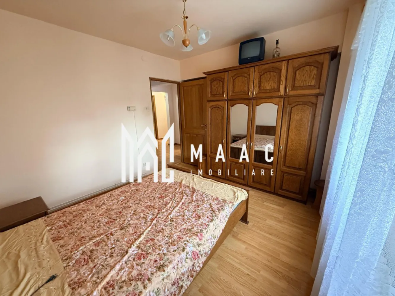 Închiriere apartament 4 camere | etaj 3 I zona Milea - MAAc Imobiliare vă oferă spre închiriere un apartament amplu și excelent compartimentat, situat într-un imobil solid și bine întreținut, în zona Milea. Proprietatea se află la etajul 3 din 4 și reprezintă o opțiune ideală pentru familii sau pentru persoane care își doresc un spațiu generos într-o zonă cu acces rapid către principalele puncte de interes ale orașului. Descrierea proprietății: -Configurație: 4 camere decomandate -Băi: 2 -Bucătărie spațioasă, bine organizată -Spații de depozitare: cămară + debara -Balcon -Etaj 3/4 Avantajele zonei Milea: -Acces facil către școală -Apropiere de magazine, parc și stații de transport public -Zonă liniștită, civilizată și foarte bine conectată - Infrastructură completă în proximitate -Apartamentul oferă un mediu locativ confortabil, cu suprafețe generoase și o organizare ideală atât pentru locuire pe termen lung, cât și pentru activități familiale. - Nu se accepta animale de companie - Garanția se percepe pe 1 luna Pentru mai multe detalii sau pentru a programa o vizionare, te rugăm să ne contactezi, specificând ID:CP2825887 }}
