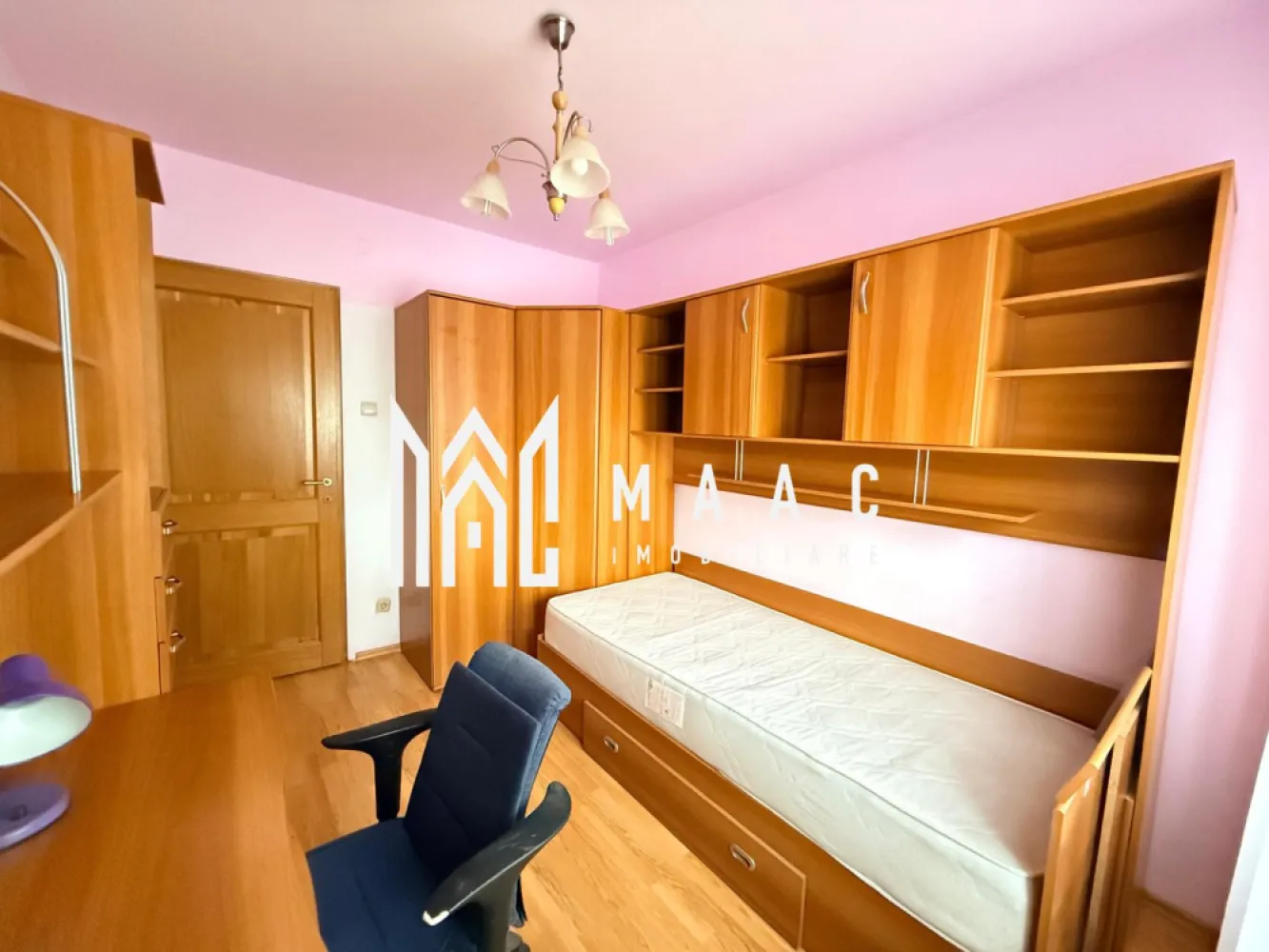 Închiriere apartament 4 camere | etaj 3 I zona Milea - MAAc Imobiliare vă oferă spre închiriere un apartament amplu și excelent compartimentat, situat într-un imobil solid și bine întreținut, în zona Milea. Proprietatea se află la etajul 3 din 4 și reprezintă o opțiune ideală pentru familii sau pentru persoane care își doresc un spațiu generos într-o zonă cu acces rapid către principalele puncte de interes ale orașului. Descrierea proprietății: -Configurație: 4 camere decomandate -Băi: 2 -Bucătărie spațioasă, bine organizată -Spații de depozitare: cămară + debara -Balcon -Etaj 3/4 Avantajele zonei Milea: -Acces facil către școală -Apropiere de magazine, parc și stații de transport public -Zonă liniștită, civilizată și foarte bine conectată - Infrastructură completă în proximitate -Apartamentul oferă un mediu locativ confortabil, cu suprafețe generoase și o organizare ideală atât pentru locuire pe termen lung, cât și pentru activități familiale. - Nu se accepta animale de companie - Garanția se percepe pe 1 luna Pentru mai multe detalii sau pentru a programa o vizionare, te rugăm să ne contactezi, specificând ID:CP2825887 }}