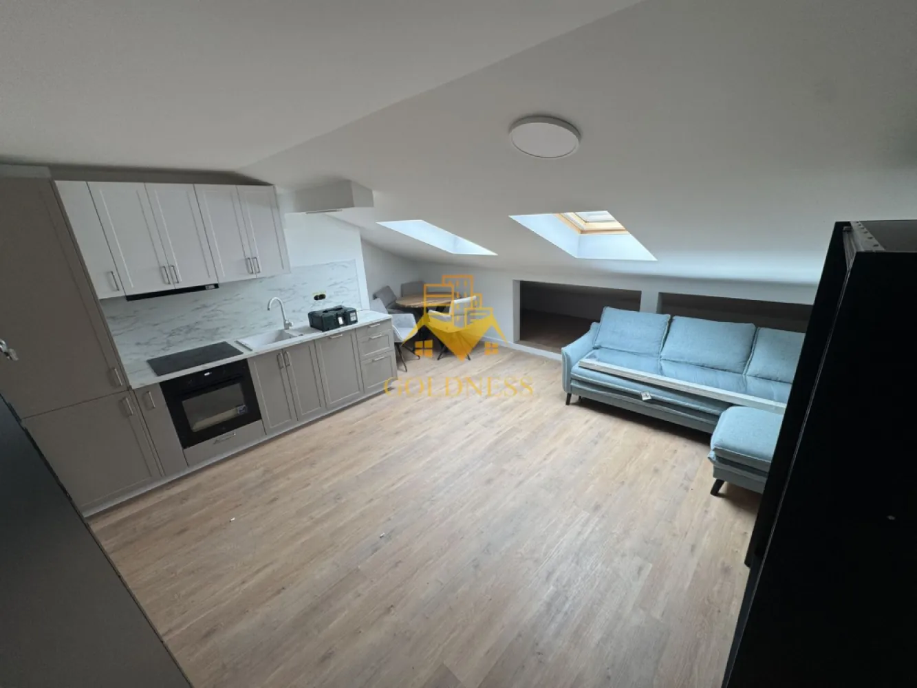 2 camere Modern Bloc Nou Mansarda Cartierul Europa zona Eugen Ionesco - GOLDNESS Imobiliare vă propune spre închiriere un apartament cu 2 camere complet mobilat și utilat, la Mansarda într-un imobil de 4 etaje, în Cartierul . Dispune de loc de parcare inclusa in pret! Se află în apropierea stațiilor de transport în comun, magazine, restaurante, spații verzi, farmacii, etc. Apartamentul este compartimentat astfel: - dormitor cu pat matrimonial, dressing, noptiere - living cu bucatarie open space complet utilată și mobilată, canapea extensibilă, loc de servit masa - baie cu cabina de dus, calorifer port prosop și dulap pentru depozitare. Imobilul este dotat cu toate cele necesare- centrală proprie, frigider, aragaz, hotă, mașină de spălat haine, masina de spalat vase, etc. Dacă sunteți interesați de acest apartament și doriți să îl vizionați, dar și pentru alte oferte nu ezitați să ne contactați telefonic sau prin e-mail. Vă stăm la dispoziție! Pentru intermediere se percepe un comision de 50% din prețul chiriei!