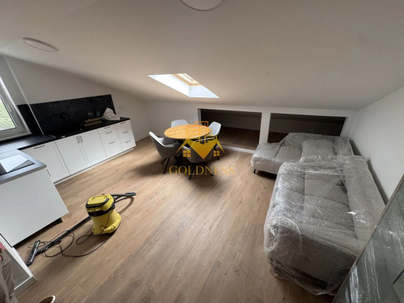 2 camere Modern Bloc Nou Mansarda Cartierul Europa zona Eugen Ionesco - GOLDNESS Imobiliare vă propune spre închiriere un apartament cu 2 camere complet mobilat și utilat, la Mansarda într-un imobil de 4 etaje, în Cartierul Europa . Dispune de loc de parcare inclus in pret. Se află în apropierea stațiilor de transport în comun, magazine, restaurante, spații verzi, farmacii, etc. Apartamentul este compartimentat astfel: - dormitor cu pat matrimonial, dressing, noptiere - living cu bucatarie open space complet utilată și mobilată, canapea extensibilă, loc de servit masa - baie cu cabina de dus, calorifer port prosop și dulap pentru depozitare. Imobilul este dotat cu toate cele necesare- centrală proprie, frigider, aragaz, hotă, mașină de spălat haine, etc. Dacă sunteți interesați de acest apartament și doriți să îl vizionați, dar și pentru alte oferte nu ezitați să ne contactați telefonic sau prin e-mail. Vă stăm la dispoziție! Pentru intermediere se percepe un comision de 50% din prețul chiriei!